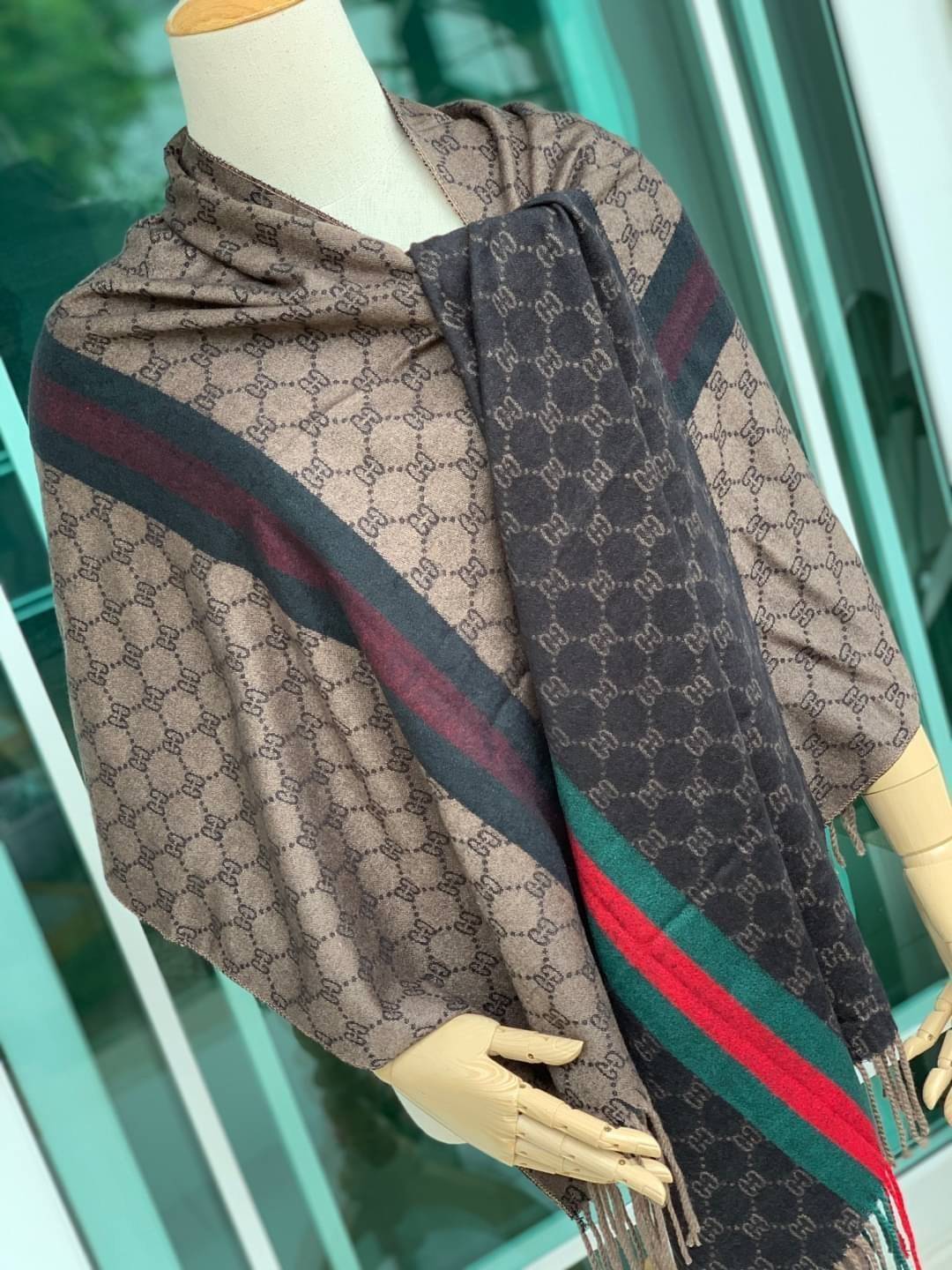 Gucci Classic Print Scarf แบรนด์ดังจากประเทศอิตาลี ด้วยงานพรีเมี่ยมกิ้ฟ ส่งมอบความรู้สึกดีๆให้กับคนที่คุณรัก ในรูปแบบผ้าพันคอและผ้าคลุมไหล่ผืนใหญ่สีสันไม่ฉูดฉาด เหมาะกับชุดที่เป็นทางการหรือลำลองก็ได้ เป็นผ้าที่ให้ความอบอุ่น ถักทอด้วยผ้าcashmere ผ้าเนื้อดี