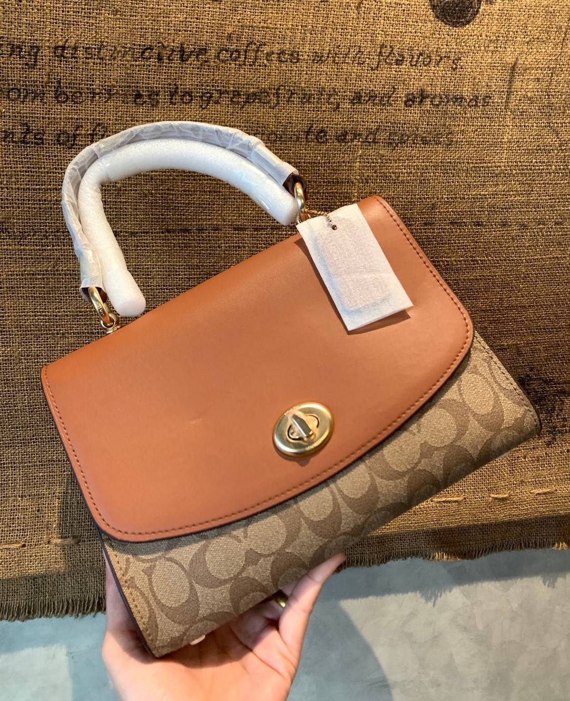 สวย หรู ดูดี รุ่นนี้กัยเลยค่า!! COACH TILLY TOP HANDLE SATCHEL IN SIGNATURE ((76620)) พร้อมส่งความสวย ห้ามพลาดค่ะ! กระเป๋าหิ้ว//คล้องมือ//สะพายข้างได้ ทรงสวย หนังแท้เรียบ+ลายCได้สวยงามค่ะ เปิดปิดกระเป๋าแบบหมุนล็อค ภายในมีช่องหลักใส่ของ2ช่อง สามารถใส่กระเป