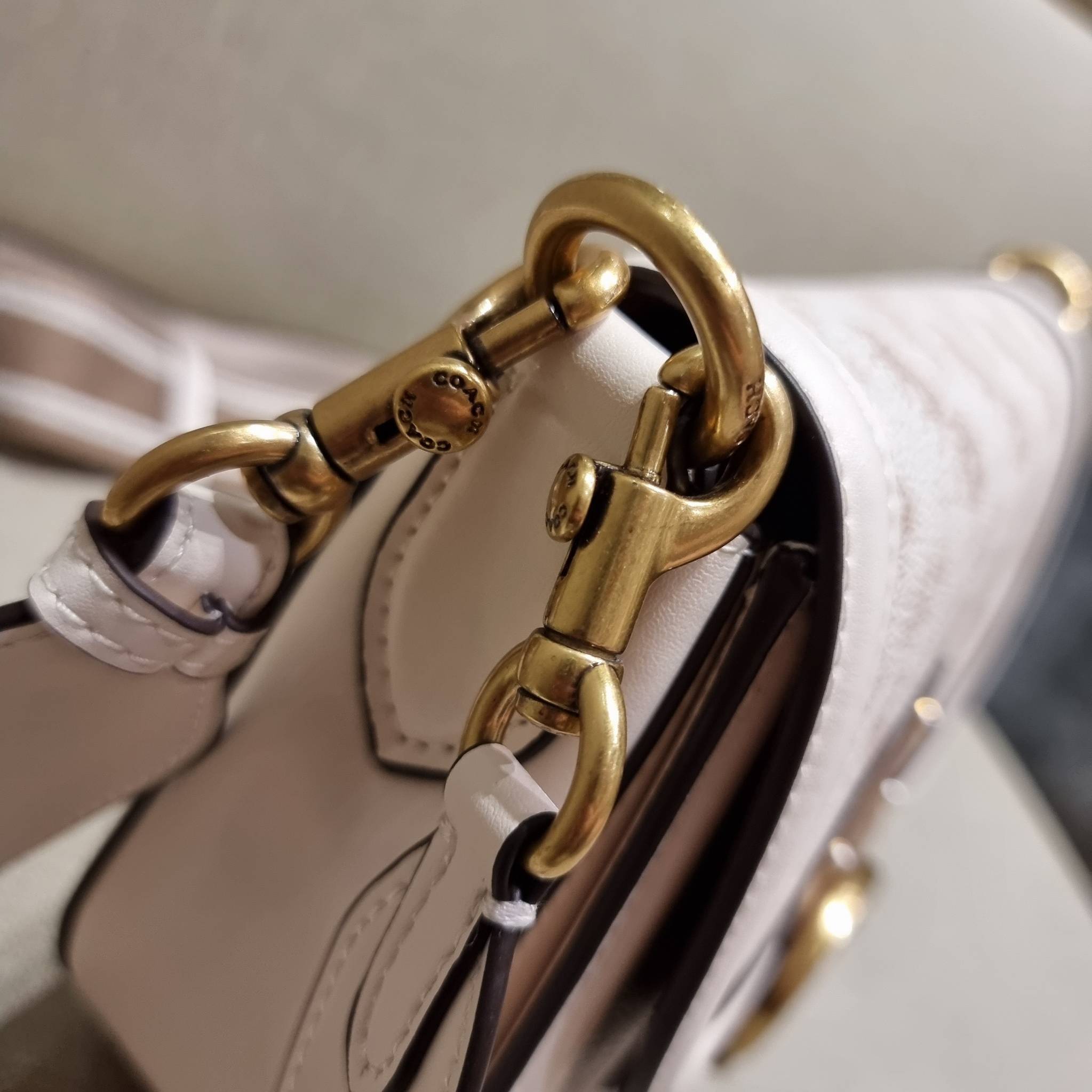 COACH C3837 BEAT SADDLE BAG WITH HORSE AND CARRIAGE PRINT The best item! ที่สาวๆรอคอย! ฮอตไฟลุก! สีหายาก ละมุนคุณหนู คอลเลคชั่นใหม่ ดีไซน์หรูหรา พิเศษมากๆมาพร้อมสายสะพาย 2 เส้น ใช้คู่กันหรือแยกสะพายก็สวยครบสูตร กระเป๋าสะพายทรง saddle คลาสสิค เปิด-ปิดด้วยก