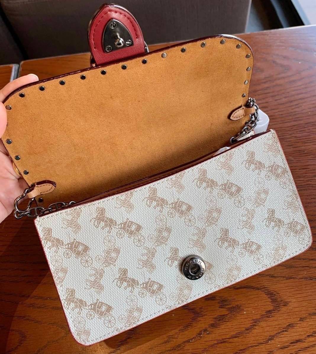Coach Beat Crossbody Clutch In Signature Canvas With Horse And Carriage Print((6910//4760)) 🌈ได้ไปไม่ผิดหวังแน่นอนค่ะ! กระเป๋าหิ้วได้//คลัทออกงานได้//สะพายครอสบอดี้ร์ได้ สุดคุ้ม! หนังแท้อย่างดี smooth leather ค่ะ