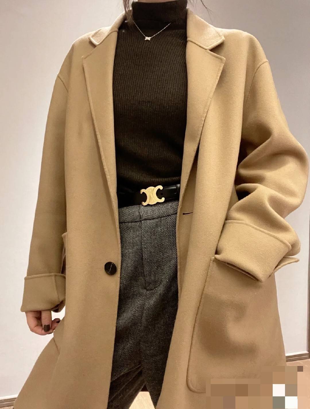 Celine belt with gift box set เข็มขัดซีลีนสุดคลาสสิค วินเทจ เรียบง่าย ผู้ดี เป็นซิกเนเจอร์ ด้วยดีไซน์อะไหล่สีทองวินเทจ ทำให้ใช้งานเป็น everyday use ได้เลย วัสดุหนังอย่างดี