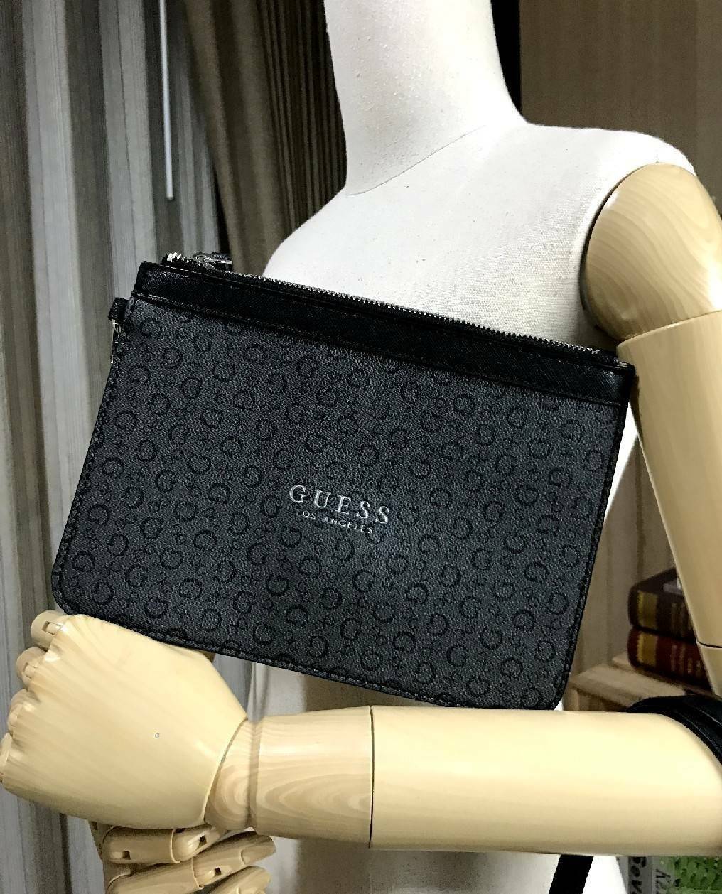 GUESS LARGE SHOPPER BAG WITH POUCH กระเป๋าสะพายรุ่นใหม่ล่าสุดจาก GUESS FACTORY หนัง Saffiano สวยหรูอยู่ทรง ด้านหน้ามีโลโก้แบรนด์ ด้านหลังมีช่องใส่ของ หูหิ้วสะพายไหล่ได้มาพร้อมสายสะพายยาวถอดได้ปรับได้ มีกระเป๋าใบเล็กเข้าชุดกันห้อยที่หูหิ้ว ใบเล็กถอดเเยกใช้