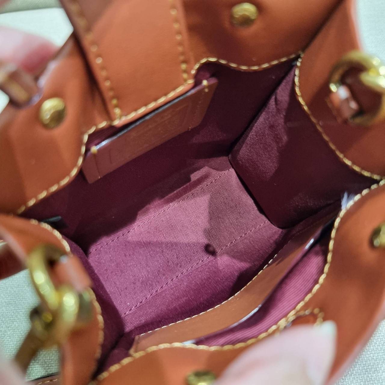 COACH C5277 MINI CASHIN TOTE IN SIGNATURE CANVAS กระป๋าสะพายข้างไซส์มินิ ไอเท็มหายาก!! ที่น่ารักที่สุด!! น่าใช้ไม่อยากวาง!! ยกให้น้องสาวใบนี้จริงๆ ดีไซน์รูปทรงโท้ทคลาสสิค วัสดุหนังแคนวาสสลับหนังแท้ มีหูจับในตัวและสายสะพายข้าง ปากกระเป๋ามีสายหนังแถบแม่เหล็