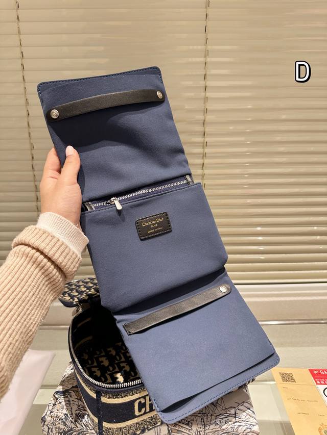 กระเป๋าใส่เครื่องสำอางใบกลาง จุของได้เยอะ มาพร้อมกับลวดลาย Oblique ปักอย่างประณีตและประดับด้วยสัญลักษณ์ Christian Dior Paris มาพร้อมสายสะพายและหูจับในตัว ปรับเปลี่ยนใช้งานได้ตามสไตล์ บอกเลยว่าไอเท็มนี้ฮอตมาก สาวๆห้ามพลาดเด็ดขาดเลยจ้า