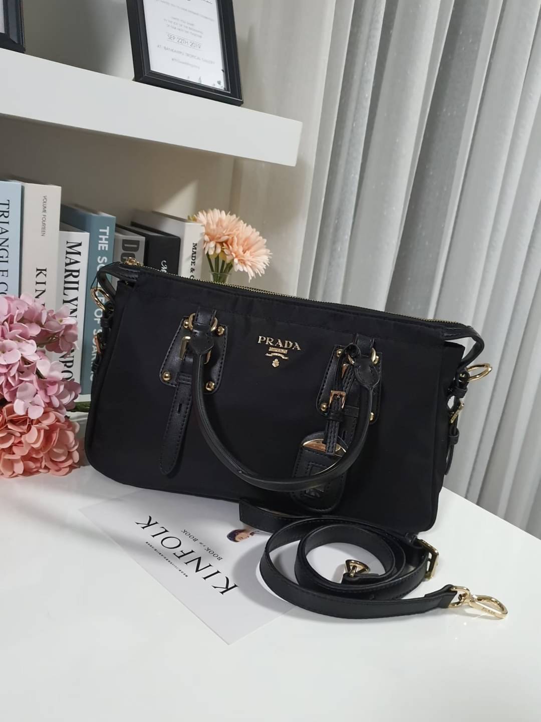 รุ่นยอดฮิต !!! ปังปุริเย่ 🎉🎉 กระเป๋าทรง HANDBAG จากงานพรีเมี่ยมกิ้ฟ จากเคาเตอร์ต่างประเทศ มาแล้วค่า กระเป๋าถือทรงหรู จากแบรนด์ PRADA เป็น กระเป๋าผ้าไนล่อน ตกแต่งรอบใบได้ **สวยมาก ด้านในมีช่องซิปและช่องใส่ของ เป็นสัดส่วน อะไหล่ทองหรู ขนาดกำ