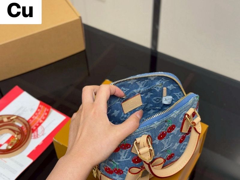 LV x TM Alma BB Monogram cherry denim 20cm กระเป๋าสะพายทรงโดม อัพลุคไฮน์ ขนาดกำลังดี หูจับในตัวใช้งานได้สะดวก โดดเด่นมีชีวิตชีวา ด้วยเดนิมวินเทจปักลายเชอร์รี่สีสันสดใสสะดุดตาสะท้อนสไตล์ไอคอนิก