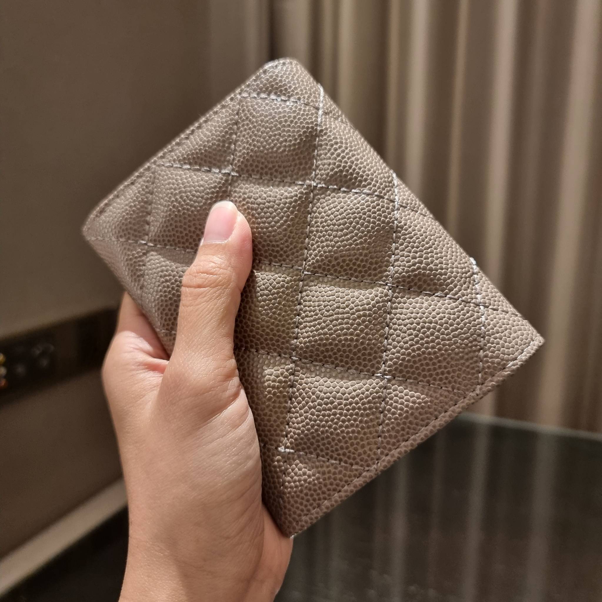 VIP 】มาแล้วจ้า!! รุ่นแนะนำ!! ฮิตติดใจสาวๆ!! กระเป๋าสตางค์ใบสั้นรุ่นฝาพับ จาก Chanel premium for gift เรียบหรู ดูไฮน์ วัสดุหนังสังเคราะห์ลายคาร์เวีย ด้านในเป็นหนังซาฟเฟียโน่ เปิด-ปิดด้วยกระดุมแม่เหล็ก ภายในกระเป๋ามีช่องใส่บัตร ใส่ธนบัตรได้ ดีไซน์เรียบหรูตา