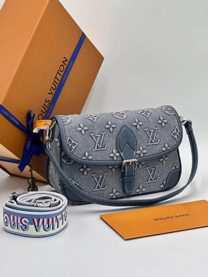 LV Diane Monogram Denim Bag กระเป๋าสะพายมัลติฟังก์ชั่นเดนิมสไตล์วินเทจ ปั้มนูนโลโก้ลายโมโนแกรม ดีไซน์ใหม่ ออกมาได้น่ารักน่าใช้มากๆ สียีนส์ซีดสวยมีเสน่ห์ -- [รับตัวแทนกระเป๋า]
