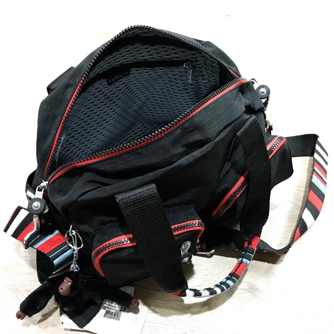 KIPLING NYLON CITY BAG กระเป๋าถือหรือสะพาย สไตล์ลำลอง วัสดุ Nylon+Polyester 100% น้ำหนักเบา มีหูหิ้วจับถนัดมือเ เละสายสะพายยาวปรับได้ มือจับหูหิ้วเป็นหนังปั๊มโลโก้ เปิดปิดด้วยซิปอมีช่องซิปใส่ของ ด้านหน้า และด้านหลังอเเยกเป็นสัดส่วน หัวซิปเเบรนด์ ภายใน กว้