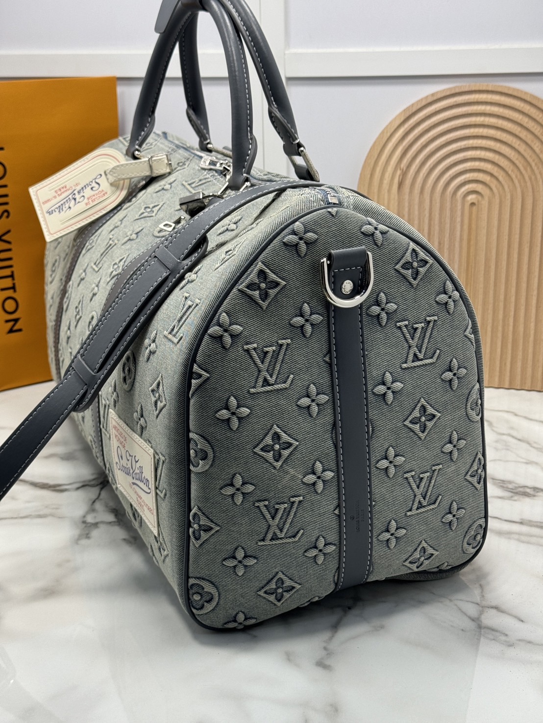 LV Keepall Bandoulière 50 denim classic travel bag กระเป๋าเดินทางสุดคลาสสิก ออกแบบใหม่ด้วยผ้าเดนิมสีซีดพร้อมลาย Monogram ภายในกว้างขวาง ขนาดเหมาะสำหรับการพักผ่อนในวันหยุดสุดสัปดาห์ หรือขึ้นเครื่องใส่สัมภาระได้อย่างครบถ้วน ตอบโจทย์มากค่ะ