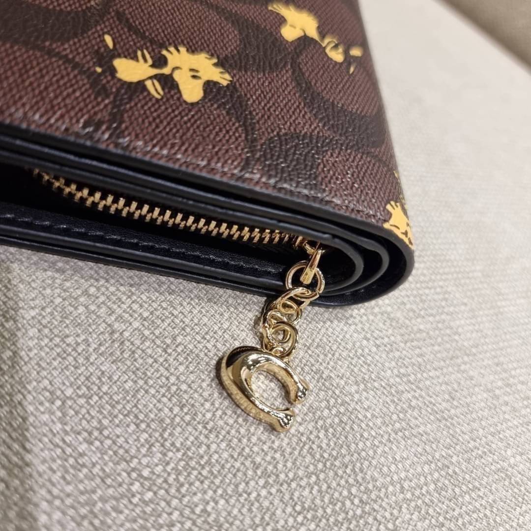 C4591 C4592 COACH COACH x PEANUTS SNAP WALLET IN SIGNATURE CANVAS WITH SNOOPY PRINT / WITH WOODSTOCK PRINT กระเป๋าสตางค์ใบเล็ก ขนาดกำลังเหมาะ ดีไซน์น่ารักอีกแล้วจ้า ♥️ มันน่ารักน่าใช้มาก โดดเด่นด้วยลายคอลเลคชั่นยอดฮิต วัสดุหนังแคนวาสเคลือบลาย เปิด-