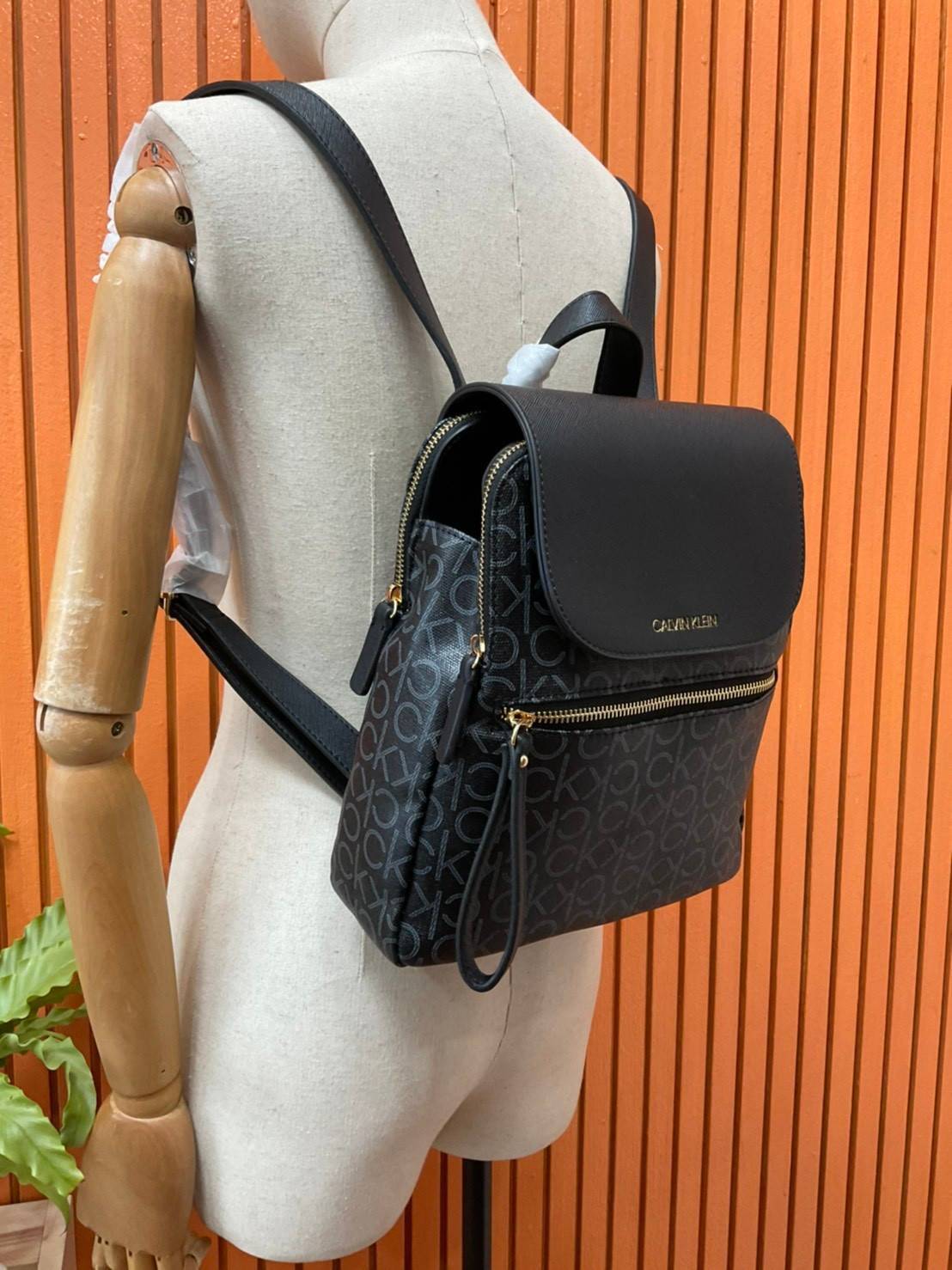 ของแท้ 💯% Elaine Calvin Klein Monogram Small Backpack 💕ของมันต้องมี สวยหรูดูแพงมาก สำหรับรุ่นนี้ และมีฟังชั่นช่องการใช้งานที่มากที่สุด!!! 💕 กระเป๋าสะพายเป้รุ่นใหม่ชนช้อป รุ่นยอดนิยม