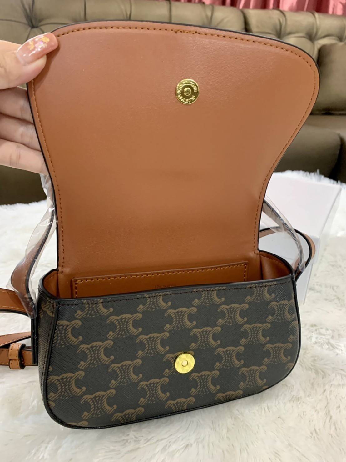 VIP 】CELINE TABOU CLUTCH BAG CELINE MINI CROSSBODY BAG (GWP) วัสดุ Triomphe Canvas หนังสวยอยู่ทรงกันน้ำได้ ขนาดกำลังน่ารัก การออกแบบที่เน้นความเรียบแต่หรู มาพร้อมสายสะพายสั้นและสายสะพายยาว สำหรับสะพายไหล่ สายปรับระดับสั้น-ยาวได้ (ถอดไม่ได้) โดดเด่นที่ด้าน