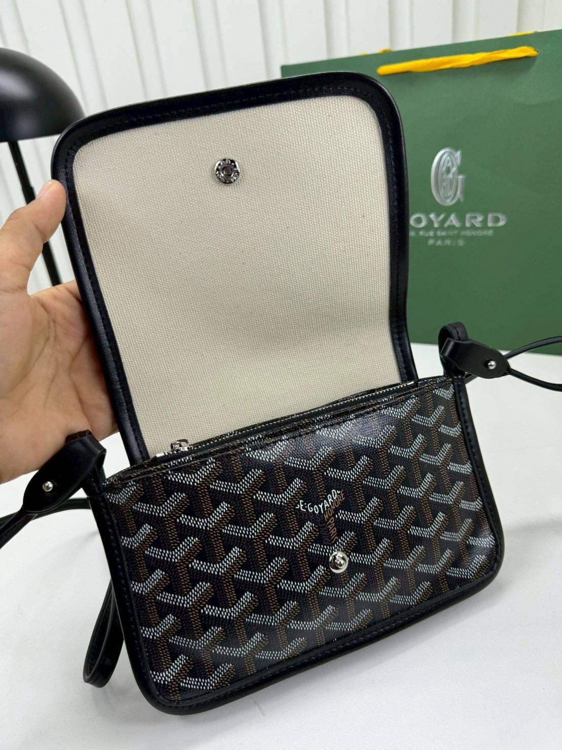 10 สี ORI หนังแท้ | GOYARD Plumet pouch-wallet กระเป๋าสะพายใบเล็กกะทัดรัด ดีไซน์กระเป๋าสตางค์ Plumet ดีไซน์มาพร้อมช่องใส่เหรียญ ธนบัตร และบัตรต่างๆ สามารถสะพายไหล่เป็นกระเป๋าสะพายข้างได้เหมือนกระเป๋าใบเล็ก