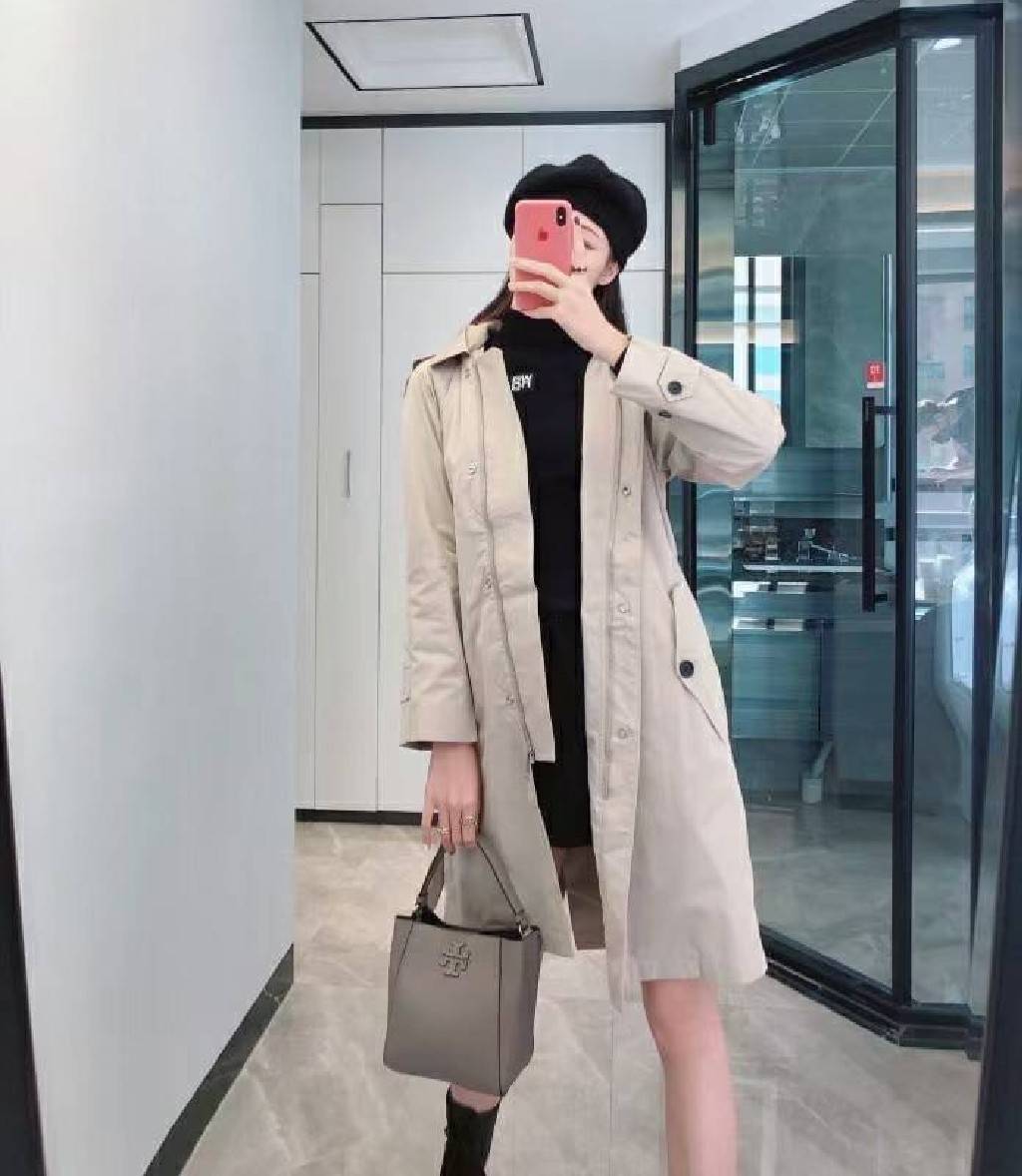 คอลเลคชั่นขายดี มากี่รอบๆ ก็หมดไวทุกรอบ!! TORY BURCH MCGRAW MINI BUCKET BAG กระเป๋าสะพาย และ ถือ คล้องแขน ทรงถัง สะพายได้ 2 ทรง ผลิตจากหนังแท้ หนังลูกวัว หนังนุ่ม หนังหอม น้ำหนักเบามากกก!! หนังลื่น นิ่มสวยมากๆ!! ด้านหน้าประดับโลโก้แบรนด์ ภายในโล่งกว้าง มี