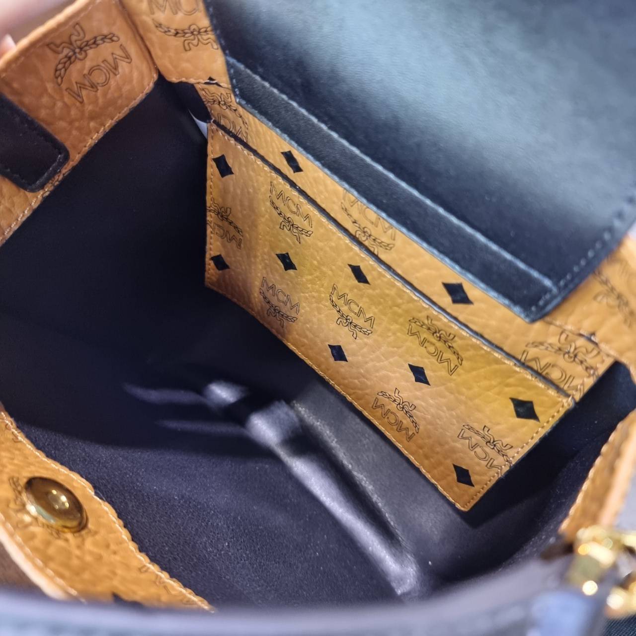 M.C.M KLASSIK LIMITED TOTE IN LEATHER BLOCK กระเป๋าโท้ท รุ่นลิมิเต็ดที่ทำเฉลิมฉลองวันครบรอบแบรนด์ ถือเป็นรุ่นที่หายากมาก ได้มารอบนี้รอบเดียวจ้า โท้ทสวยอยู่ทรง ขนาดกำลังดี พิเศษมากมาพร้อมสายหนังห้อย เข้าเซ็ท และสายสะพายสปอร์ต ถอดได้ ปรับได้ตามตัว รุ่นนี้หน