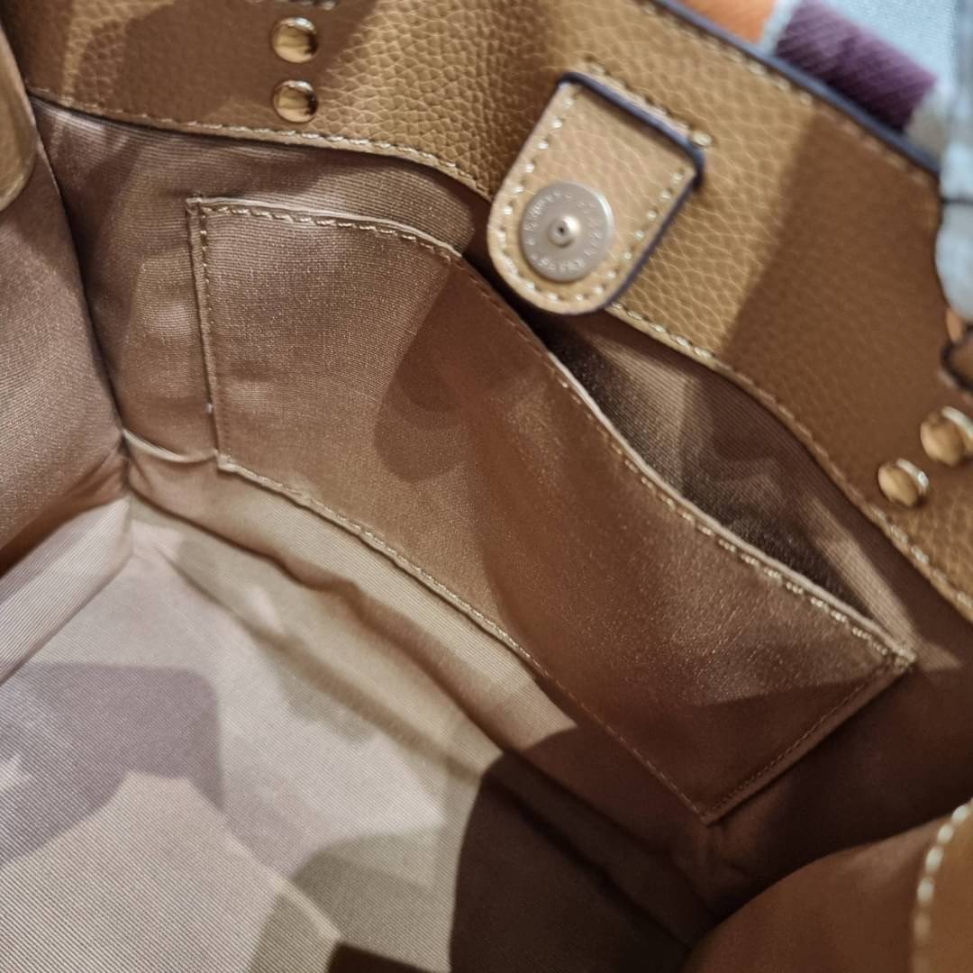 COACH C7083 DEMPSEY TOTE 22 IN SIGNATURE JACQUARD WITH STRIPE AND COACH PATCH คอลเลคชั่นใหม่ สีที่สาวๆรอคอย สวยคม ละมุนและมีความหรูในตัว กับกระเป๋าทรงโท้ท ไซส์กำลังสวย น่ารักน่าใช้ ฟังก์ชั่นการใช้งานสะดวกที่สุด มีทั้งสายคล้องในตัว และสายครอสบอดี้ วัสดุผ้า