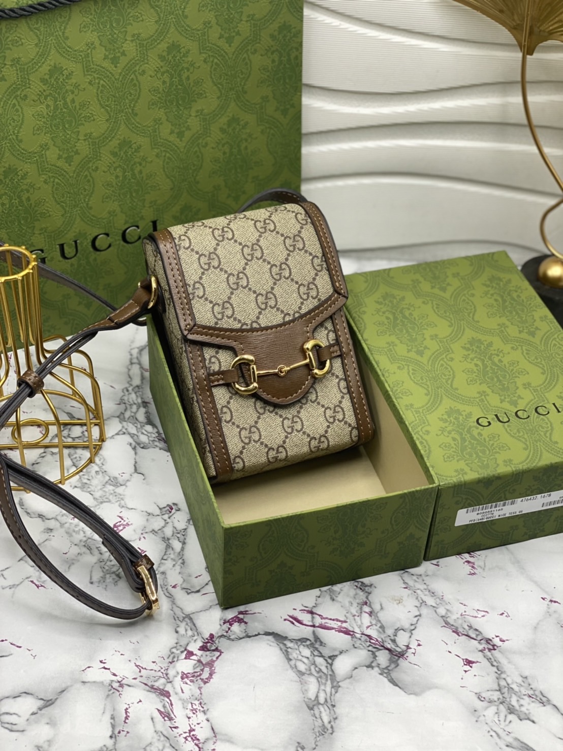 หนังแท้ GUCCI Horsebit phone bag กระเป๋าสะพาย กระเป๋าใส่โทรศัพท์สุดคลาสสิก หนังวัวแท้สีน้ำตาล/สีขาว อะไหล่ทองสวย ดีไซต์สัญลักษณ์วงแหวนตามแบบฉบับแบรนด์ สายสะพายยาวที่สามารถปรับระดับได้ ภาพสินค้าถ่ายจากงานขายจริง ใช้งานต่างประเทศได้ค่ะ