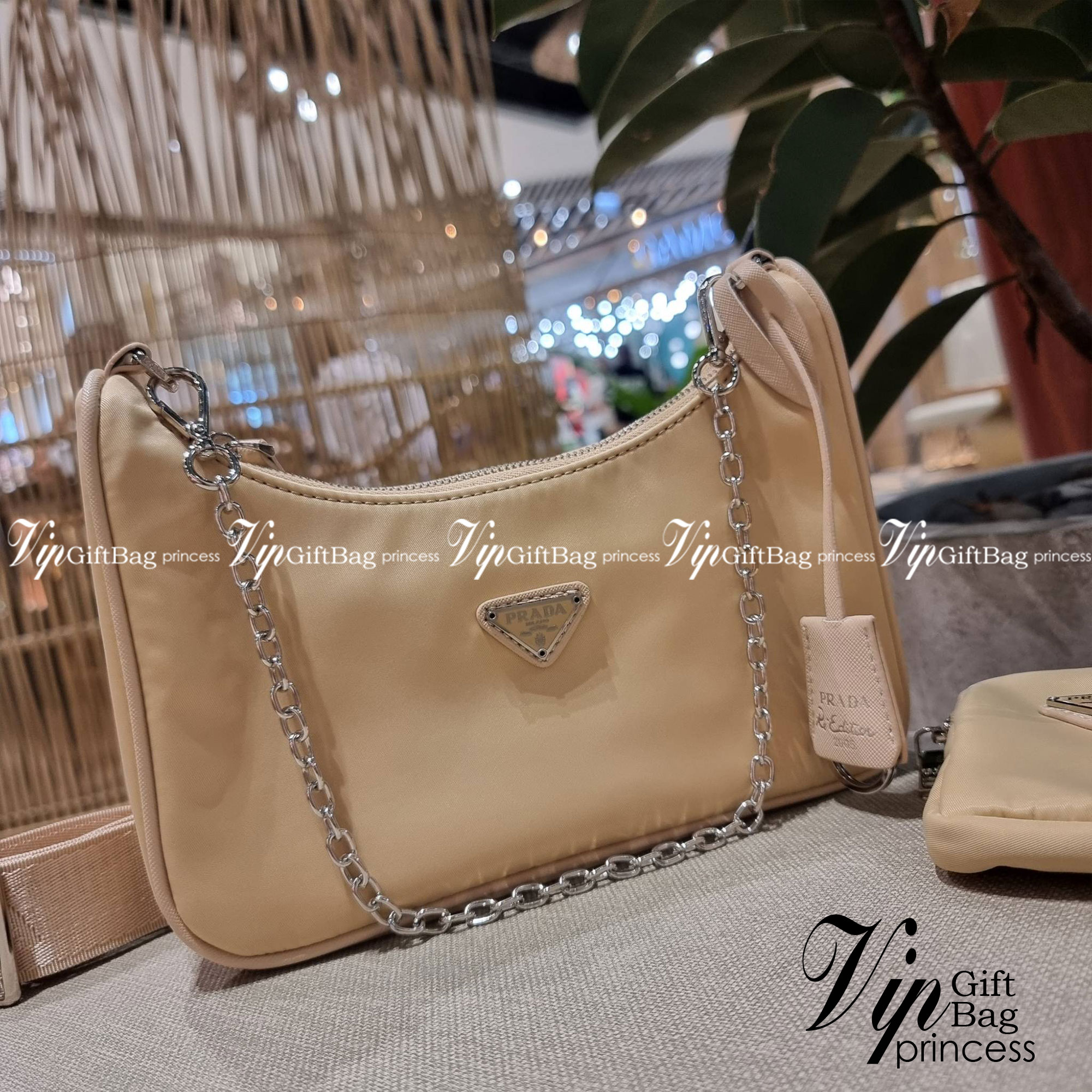VIP 🥂 PRADA RE-EDITION 2005 RE-NYLON SHOULDER BAG ไอเท็มสุดปัง ที่ฮิตตลอดกาลไม่ว่าจะปีไหนๆ จัดให้ครบทั้งสีขายดีและสีใหม่ล่าสุด ที่สายคุณหนูห้ามพลาด!! กับกระเป๋าสะพายทรงคลาสสิค เหมาะเป็น everyday bag มากๆ วัสดุผ้าไนล่อนคุณภาพ พร้อมใบลูก ไว้ใส่เหรีย