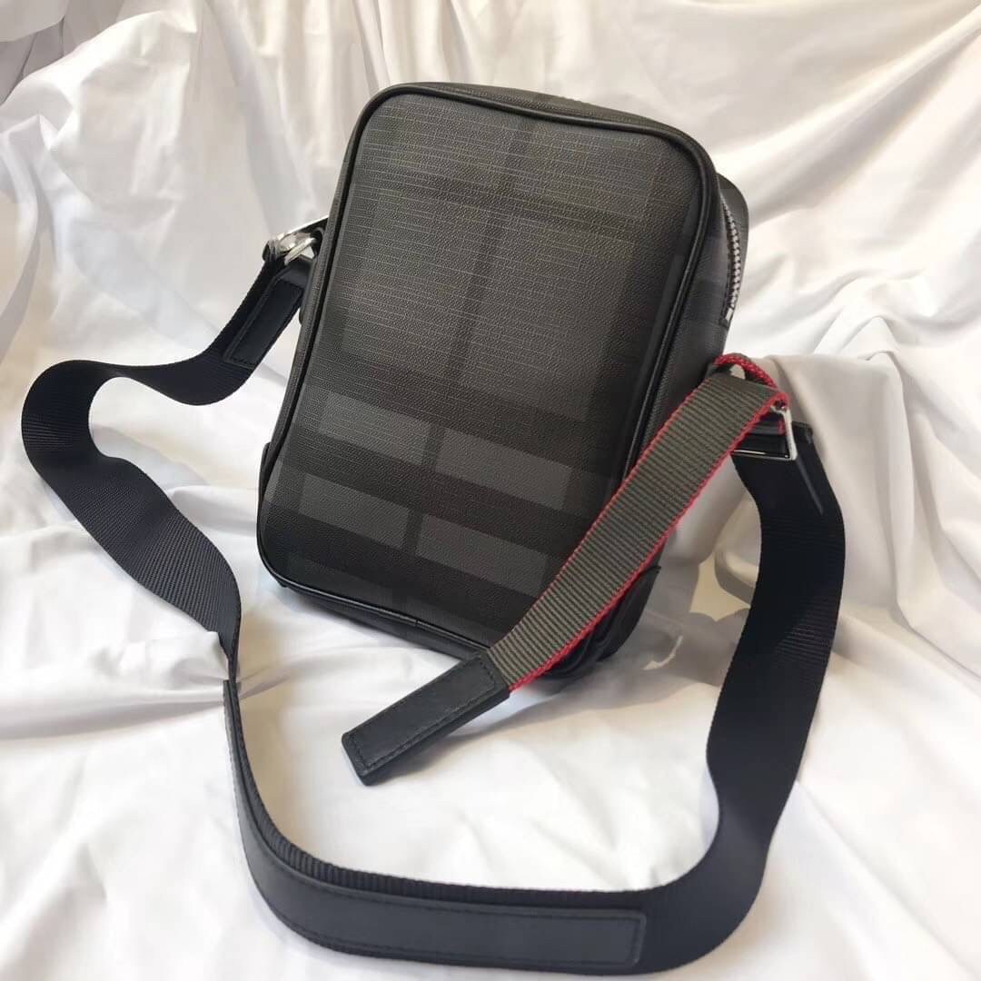 พรีเมี่ยมกิ๊ฟแท้ 100% 】BURBERRY Iconic British Luxury Brand shoulder bag in vintage VIP GIFT WITH PURCHASE (GWP) วัสดุหนังแท้ กระเป๋าสะพายผู้ชายสีดำสุดคลาสสิค