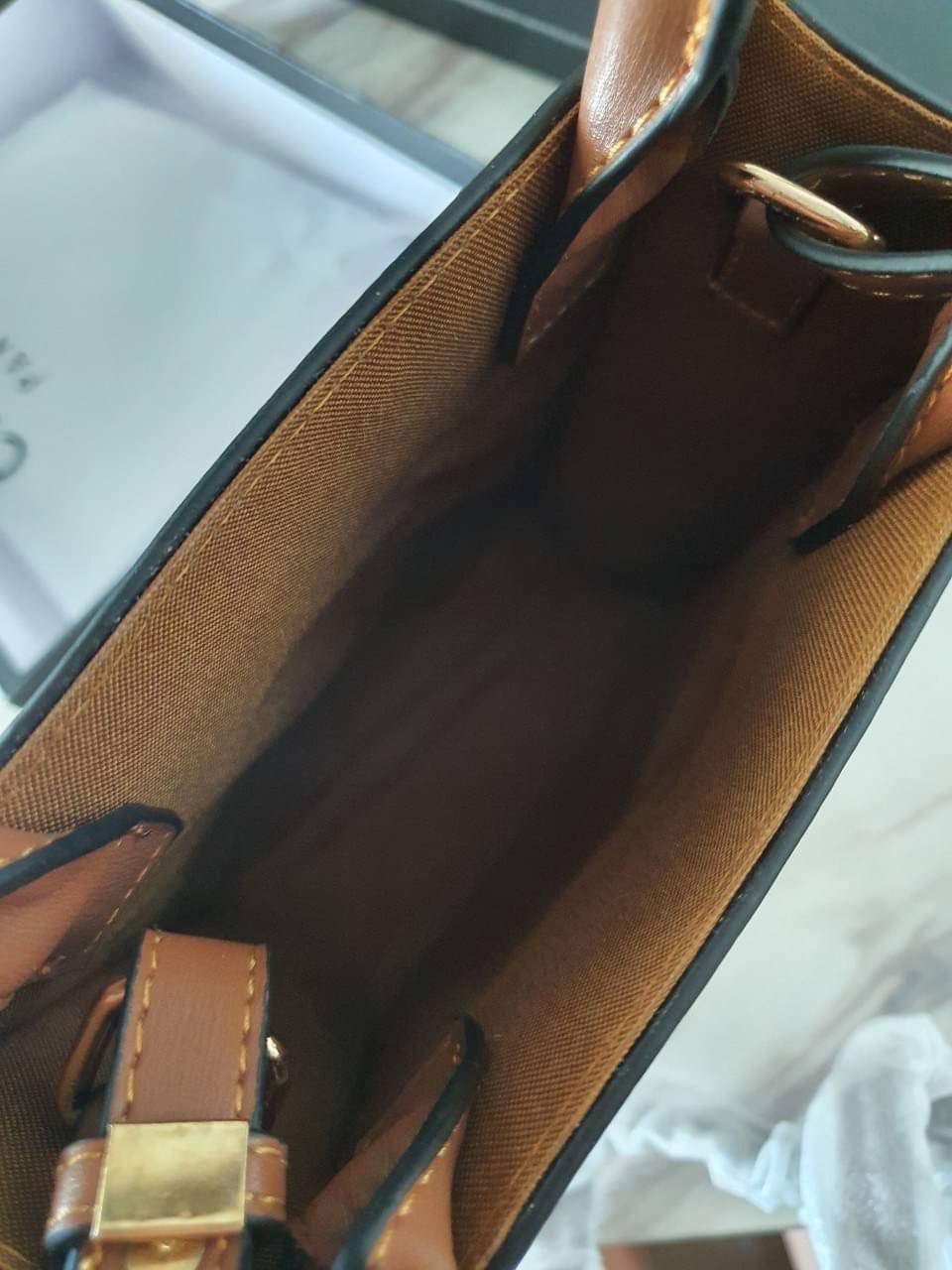 CELINE HAND CARRY AND CROSSBODY BAG VIP GIFT WITH PURCHASE (GWP) พรีเมี่ยมกิ๊ฟ Limited จาก CELINE HAUTE PARFUME DUTYFREE COUNTER วัสดุ CANVAS ตัดหนังแท้ ดีไซน์ทรงเหลี่ยมสวยหรูสุดคลาสสิค ปักโลโก้แบรนด์ด้านหน้า ภายในโล่งกว้าง ใส่กระเป๋าสตางค์ยาว มือถือ ของใ