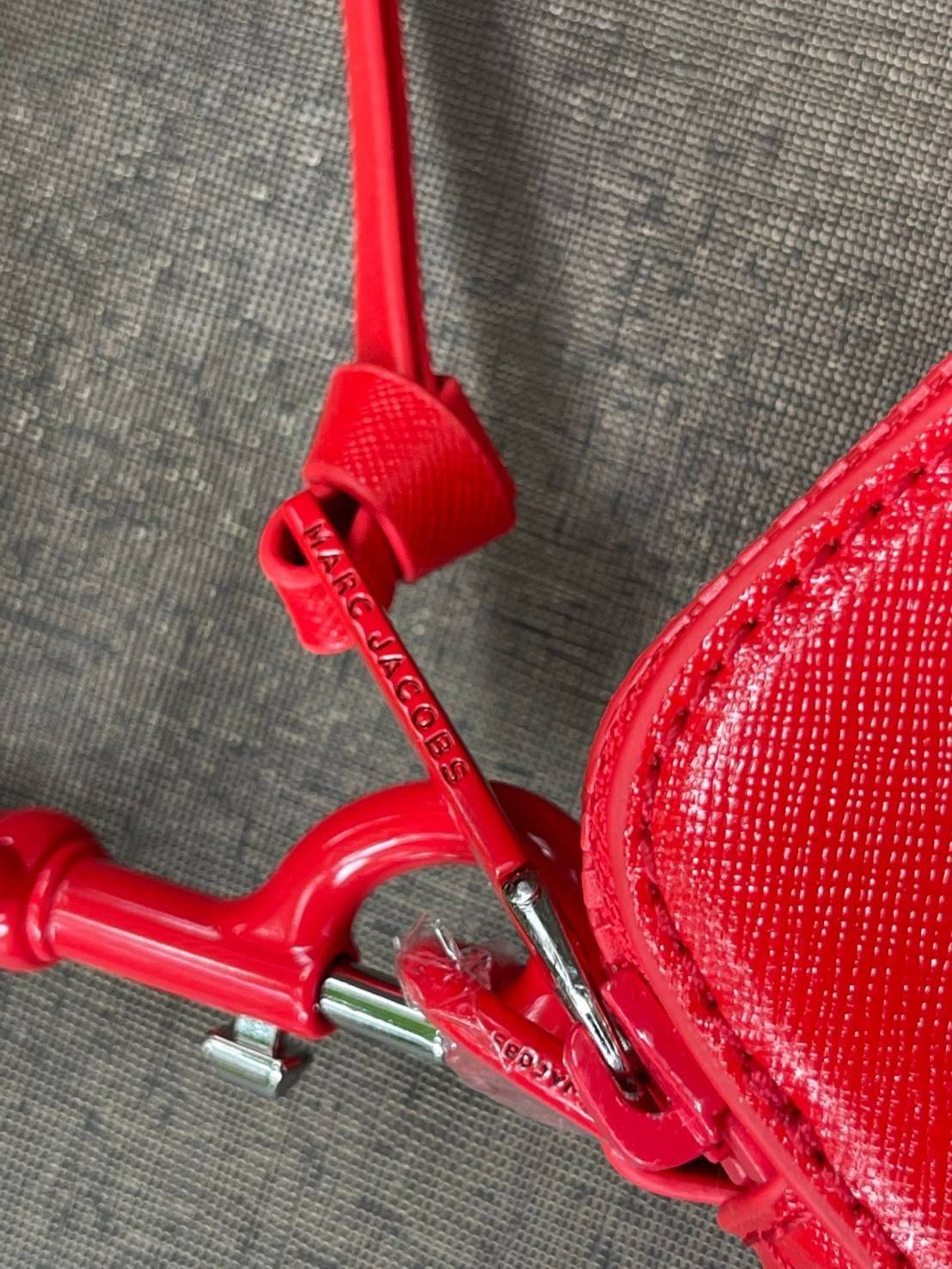 Marc Jacobs Snapshot Bag กระเป๋าแบรนด์ดังจากสัญชาติอเมริกัน นับได้ว่ารุ่นนี้เป็นรุ่นทรงฮิตเลยทีเดียว โดยด้านหน้ากระเป๋าจะเป็นโลโก้แบบโลหะที่เป็นสัญลักษณ์ของแบรนด์นี้ มาพร้อมสายสะพายที่จะสะพายยังไงก็ดูโดดเด่น เพราะขนาดใหญ่ที่สกรีนตัวอักษรโลโก้ ในรูปแบบต่าง