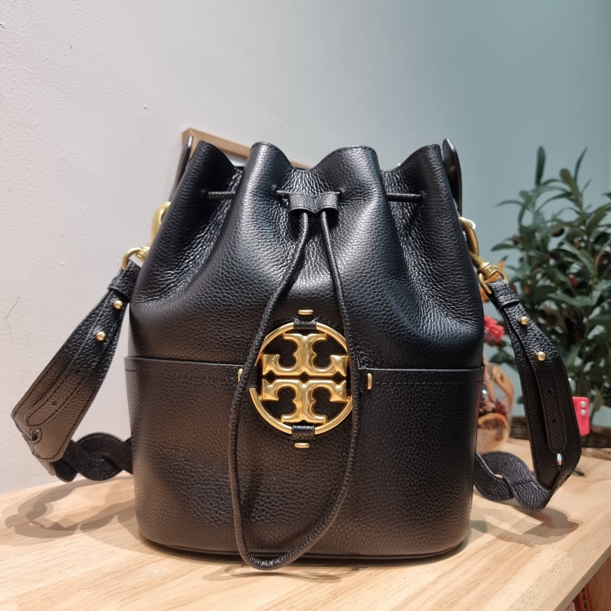 TORY BURCH MILLER BUCKET BAG / Tory Burch Bag รุ่นยอดนิยม สวยหรู ดูผู้ดี กับกระเป๋าสะพายบัคเก็ตใบใหญ่ โดดเด่นด้วยโลโก้สีทอง รูปทรงคลาสสิค ใช้งานง่ายด้วยหนังรูด