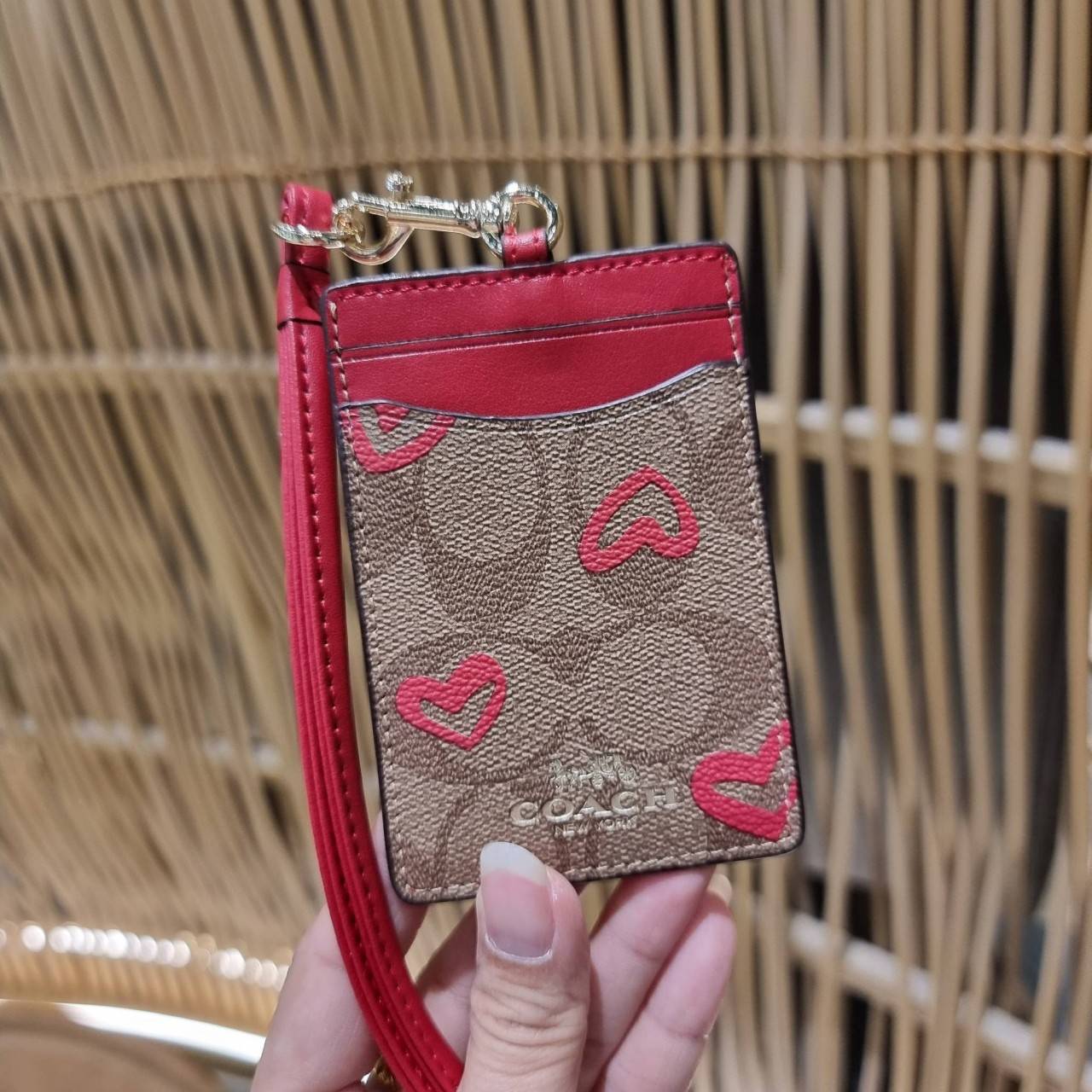 COACH C3305 ID LANYARD IN COLORBLOCK SIGNATURE CANVAS ง่ายๆแบบไม่ธรรมดา!! คลาสสิคแต่มีดีเทลโดดเด่น!! กระเป๋าถนอมบัตร พร้อมสายคล้องคอ ดีไซน์ลวดลายสวย ดูดีทุกแบบ ใช้งานง่าย พกพาสะดวก จะใส่บัตรพนักงาน บัตรเครดิต บัตรปชช. ใบขับขี่ และบัตรอื่นๆที่อยากจะใส่!! ต