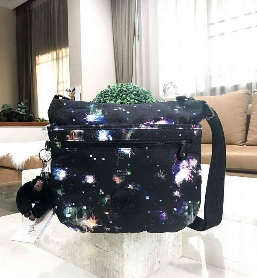 KIPLING ART O SHOULDER BAG กระเป๋าสะพาย วัสดุ Nylon+Polyester 100% เปิดปิดด้วยซิป หัวซิปเเบรนด์ ภายในมีช่องซิป ช่องใส่มือถือ และสายคล้องพวงกุญแจ ด้านหน้า มี 2 ช่องซิป ด้านหลังมี 1 ช่องซิป สายสะพายยาว เลื่อนปรับได้ จะสะพายไหล่หรือ Crossbody ก็ดูดี มีพวงกุญ