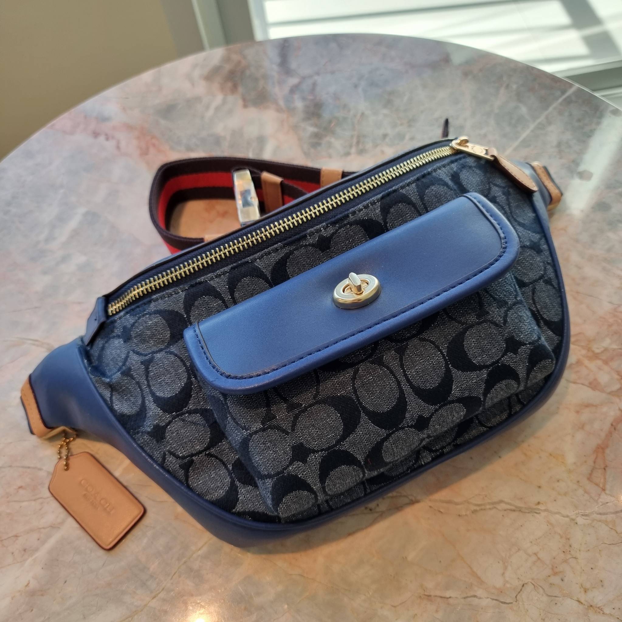 OUTLET 】COACH C4035 HERITAGE BELT BAG IN SIGNATURE CHAMBRAY ใหม่ล่าสุด กระเป๋าคาดอกสุดชิคสำหรับหนุ่มๆ เป็นดีไซน์กึ่งสปอร์ตที่ดูหรูมากๆ แพทเทิร์นเป็นที่ใช้งานง่าย วัสดุผ้าแชมเบรย์สลับหนังแท้ ไม่หนาไม่บางจนเกินไป มีช่องด้านหน้า และซิปหลัก ภายในโล่งกว้าง จุข