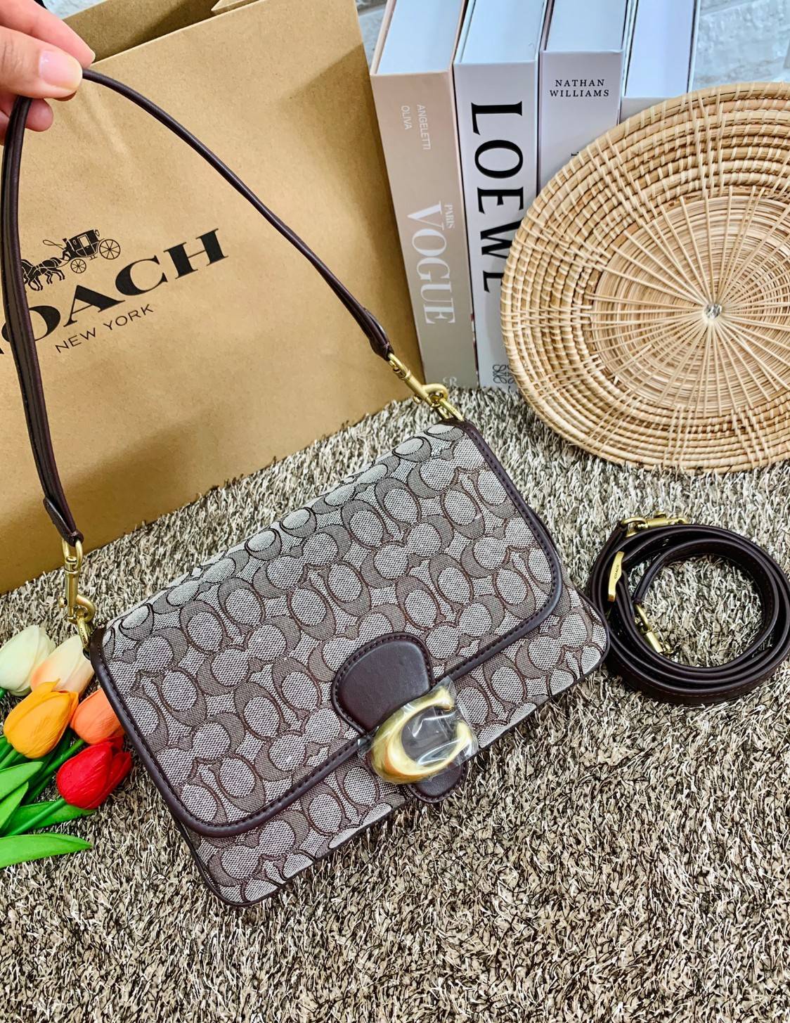 สวย คลาสสิคมากๆจ้าา COACH SOFT TABBY EUROPEAN CLASSIC UPGRADE PORTABLE BAG((C4821)) พร้อมส่งทันทีค่ะ สินค้าออกใหม่!! กระเป๋าหิ้ว//สะพายข้างได้ สุดคุ้ม! วัสดุ jacquard+หนังแท้ ได้สวยงาม คลาสสิคมากๆค่ะ น้ำหนักเบา เปิดปิดแบบกระดุมแม่เหล็กเป็นอะไหล่โลโก้แบรนด