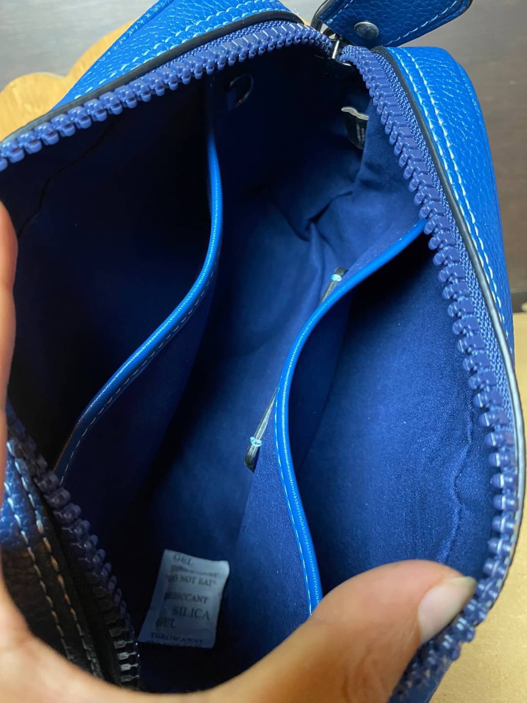 COACH ACADEMY CROSSBODY WITH HORSE AND CARRIAGE PRINT (COACH 89084) ผ้าใบเคลือบพิมพ์ลายและหนังกรวดขัดเงา ภายในกระเป๋ามัลติฟังก์ชั่น| ปิดด้วยซิป ซับในผ้า ด้านนอกมีซิปและกระเป๋าสลิป สายสะพายถอดได้