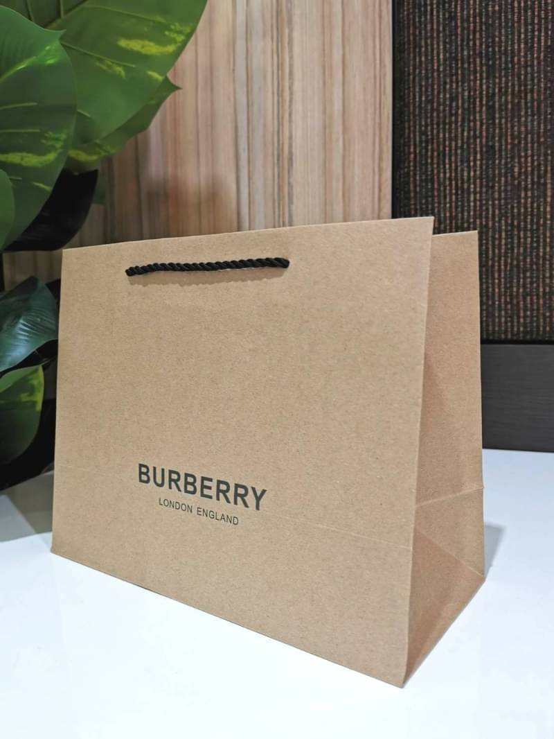 BURBERRY FRAGRANCES LEATHER CROSSBODY BAG VIP GIFT WITH PURCHASE (GWP) กระเป๋าสะพายพรีเมี่ยมกิ๊ฟรุ่นใหม่ล่าสุด Limited จาก BURBERRY Perfume DutyFree วัสดุ Canvas & Leather ลาย Vintage คอลเลคชั่นใหม่ทรงเหลี่ยมสวยหรูดูดี เปิดปิดด้วยฝาปิดสัญลักษณ์รูปTB ภายใน