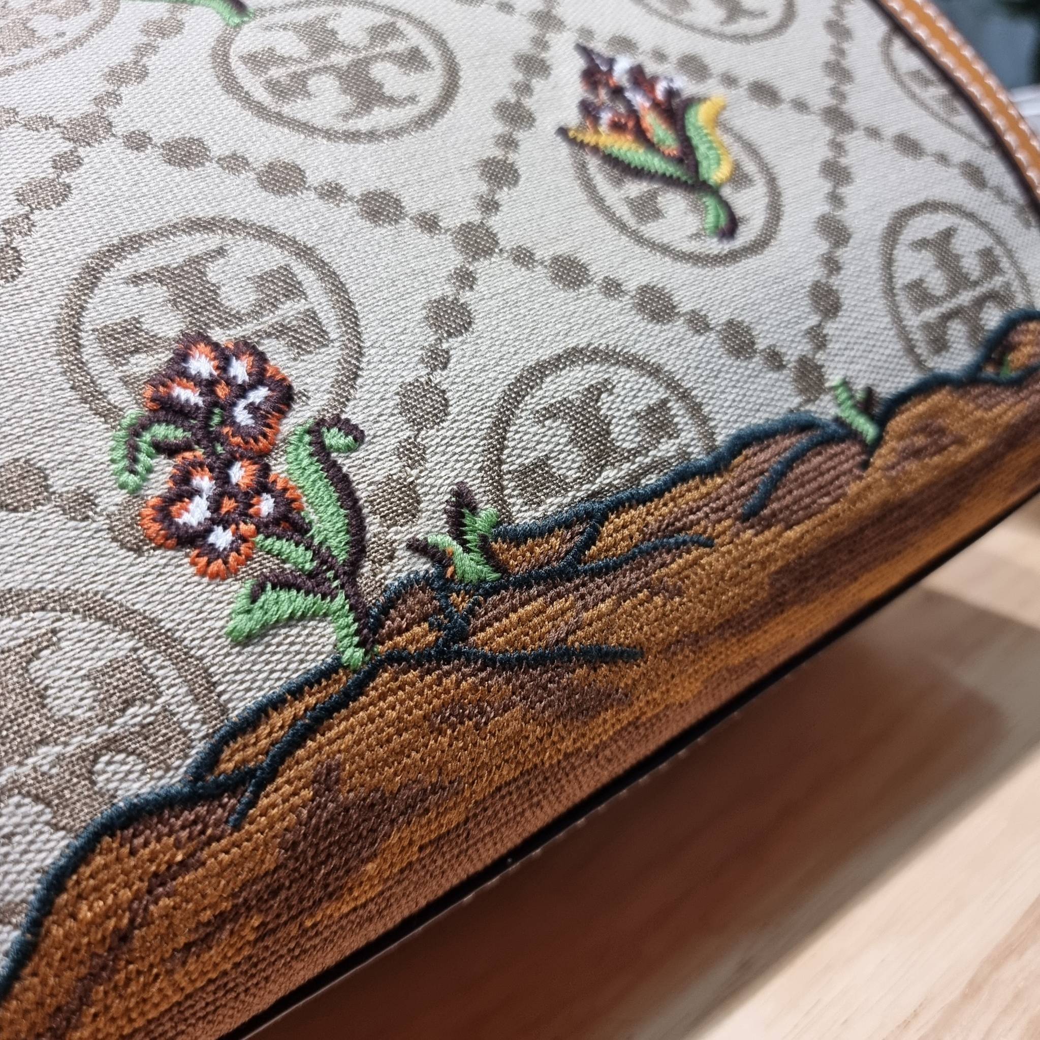 TB Jual Barrell T Monogram / TORY BURCH T MONOGRAM JACQUARD EMBROIDERED DUFFLE คอลใหม่ล่าสุด สวยพร้อมเสิร์ฟแบบไม่ต้องรอพรีฯ ลายโมโนแกรมสุดคลาสสิคที่ถูกดีไซน์รังสรรค์ด้วยงานปักสุดชิค น่าใช้ใจฟูแค่แรกเห็น!!