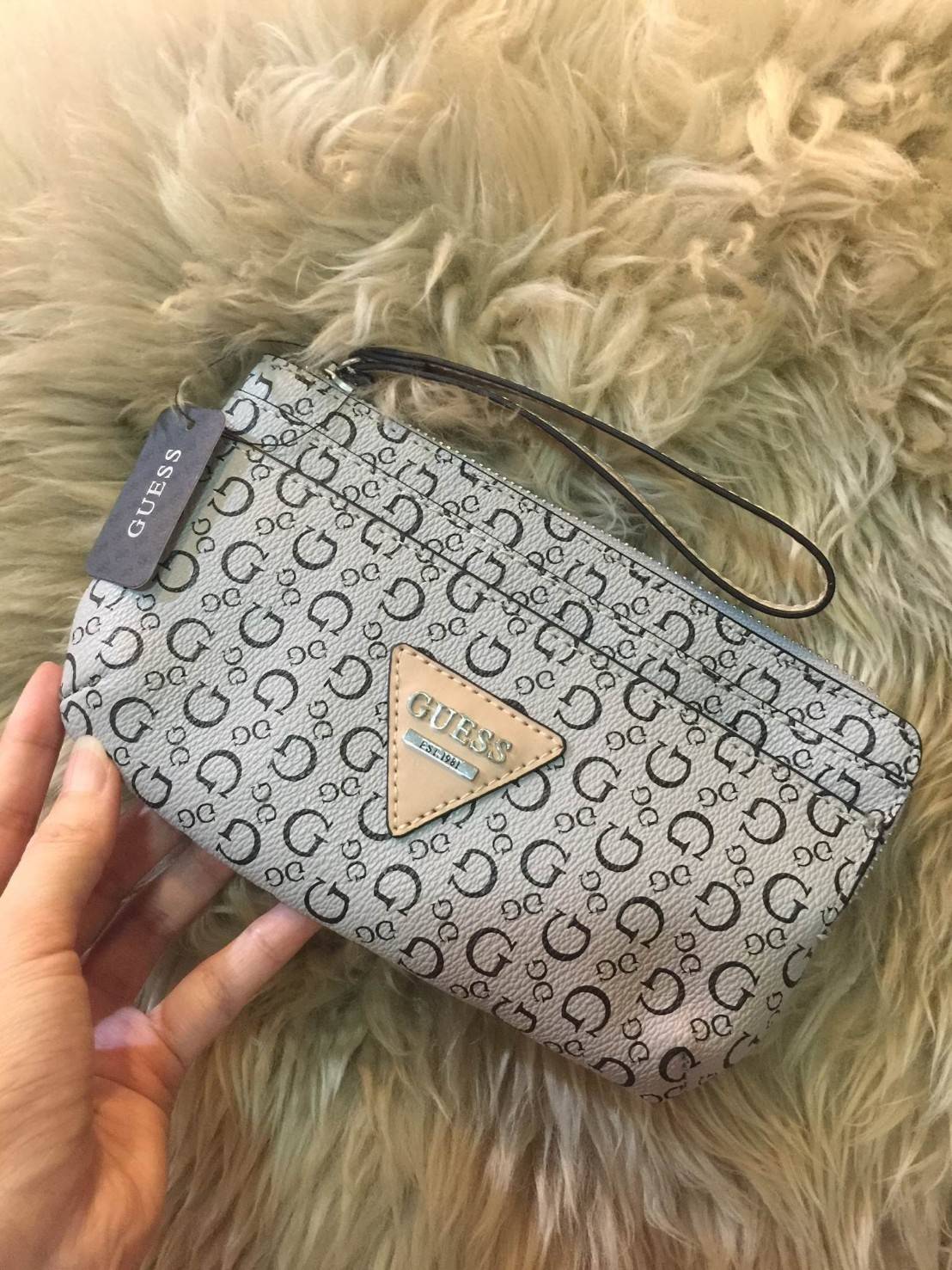มาแว้วว! รอบนี้ห้ามพลาดนะคะ! GUESS LEATHER CLUTH BAG กระเป๋าคลัชรุ่นใหม่ล่าสุดหนังเรียบปั้มลาย G สวยอยู่ทรงดูแลรักษาง่าย มีสายคล้องมือ เปิดปิดด้วยซิปสะดวกใช้ ด้านหน้าประดับโลโก้แบรนด์อะไหล่เงิน ภายในมีช่องใส่บัตร สามารถใส่แบงก์พัน / บัตรเครดิต / iphone7+ 