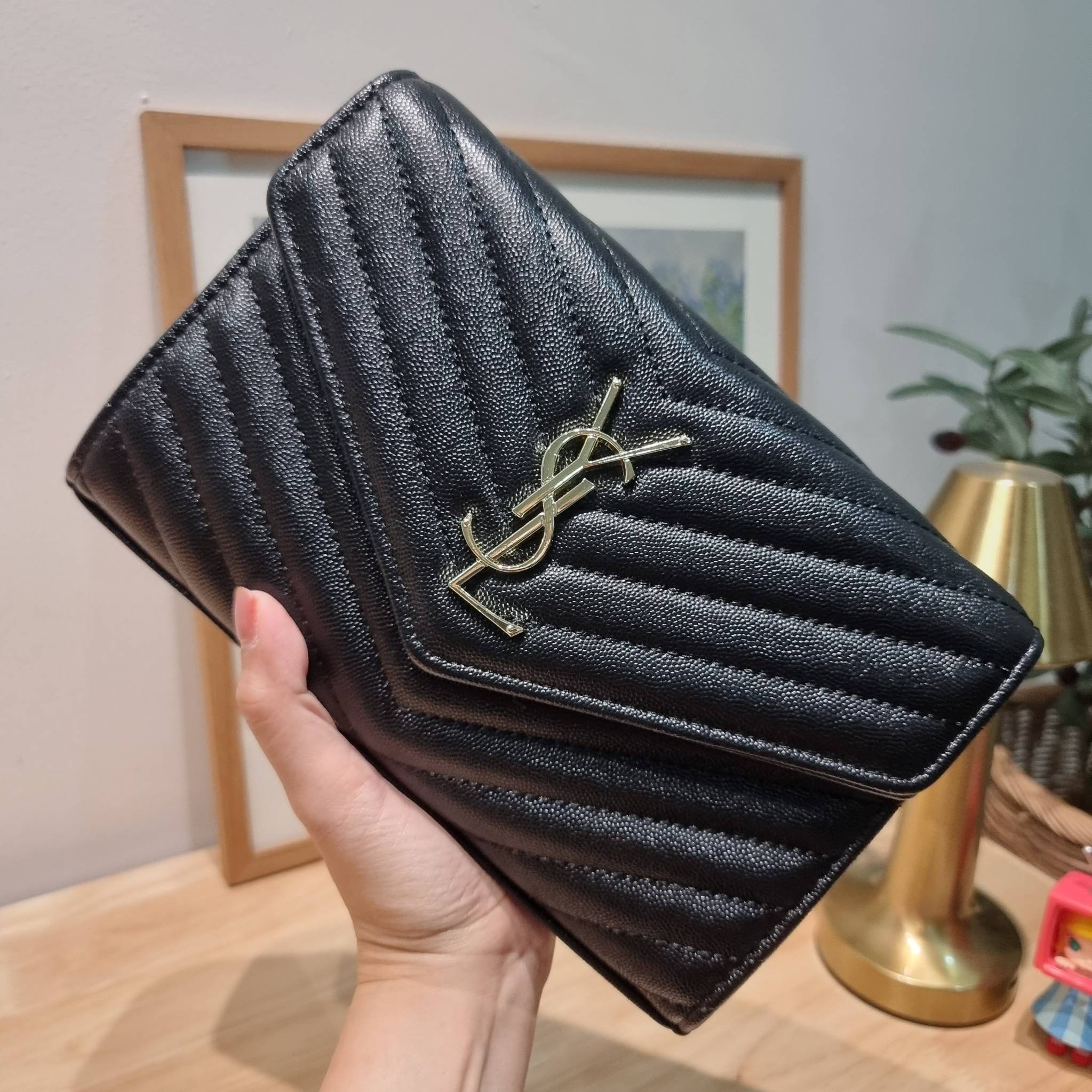 YSL WOC 9 ไม่เคยผิดหวังจริงๆ!! กับรุ่นที่สาวๆรู้กัน Yves Saint laurent clutch bag with chain กระเป๋าสะพายทรง woc สุดฮอต ดีไซน์เรียบหรู โดดเด่นด้วยโลโก้ด้านหน้า เพิ่มดีเทลความผู้ดี
