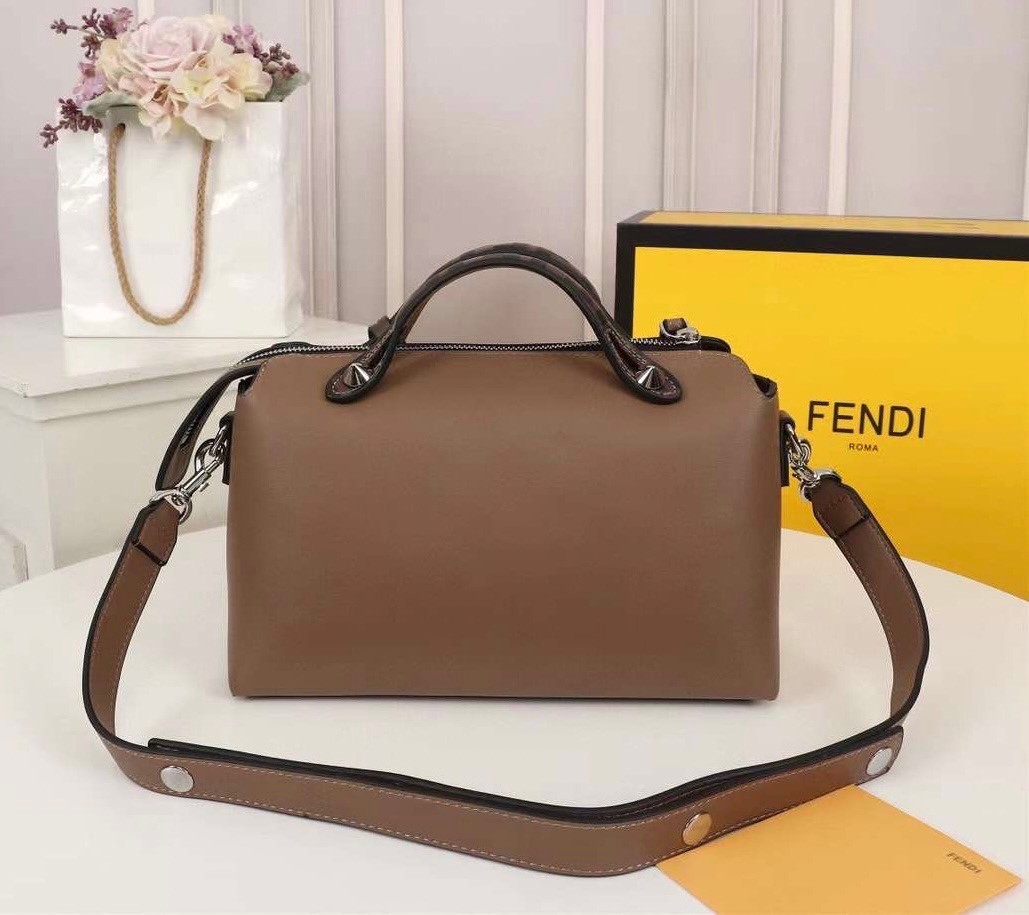 FENDI by the way small เกรดออริจินอล กระเป๋าถือ/สะพายข้างทรงหมอน รุ่นตามหา วัสดุหนังสวย มาพร้อมสายสะพายถอดออกได้ ใช้วันไหนๆกับชุดไหนๆได้หมดเลยทีเดียว อีกหนึ่งรุ่นที่ต้องแนะนำนะคะ