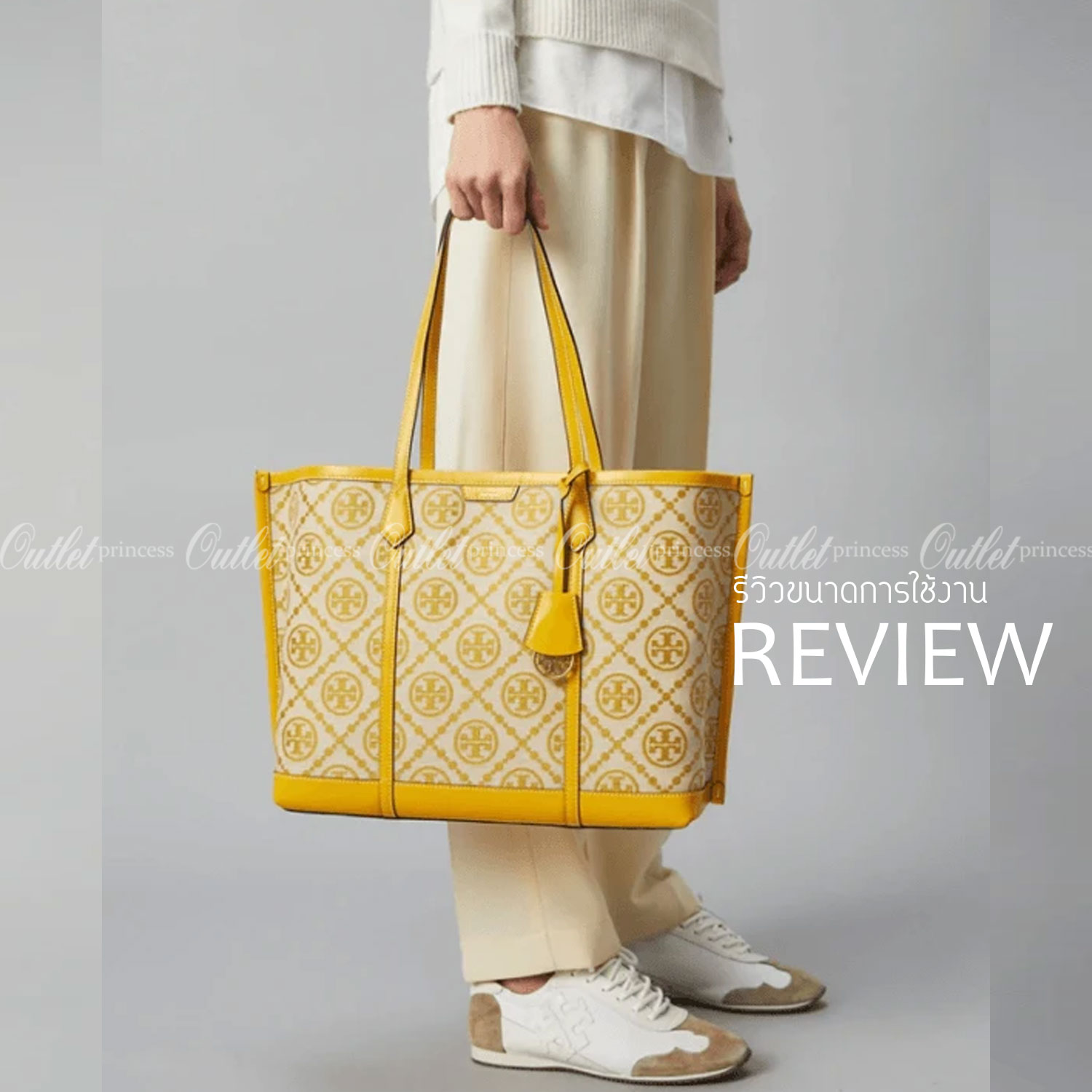 TORY BURCH T MONOGRAM TRIPLE - COMPARTMENT TOTE กระเป๋า/สะพายไหล่ทรง SHOPPING BAG วัสดุผ้าผ้าแคสวาสปักลายสัญลักษณ์แบรนด์ ตั้งอยู่ทรง สวยหรู ดูแพง จุของได้เยอะมาก ภายในแยกเป็น 2 ช่องหลัก 1 ช่องซิปตรงกลาง แบ่งเป็นสัดส่วนใช้งาน