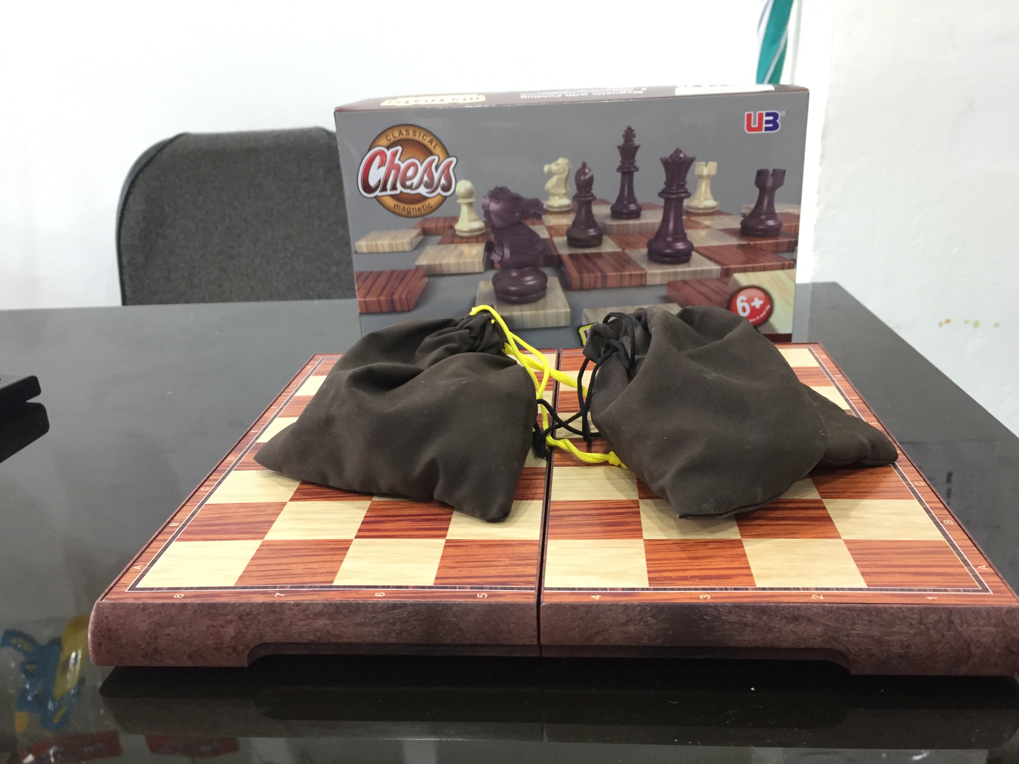 ขุดหมากรุกสากลแม่เหล็กพลาสติกกระดานสีไม้ตัวหมากสีไม้ (26.2x31 cm.)