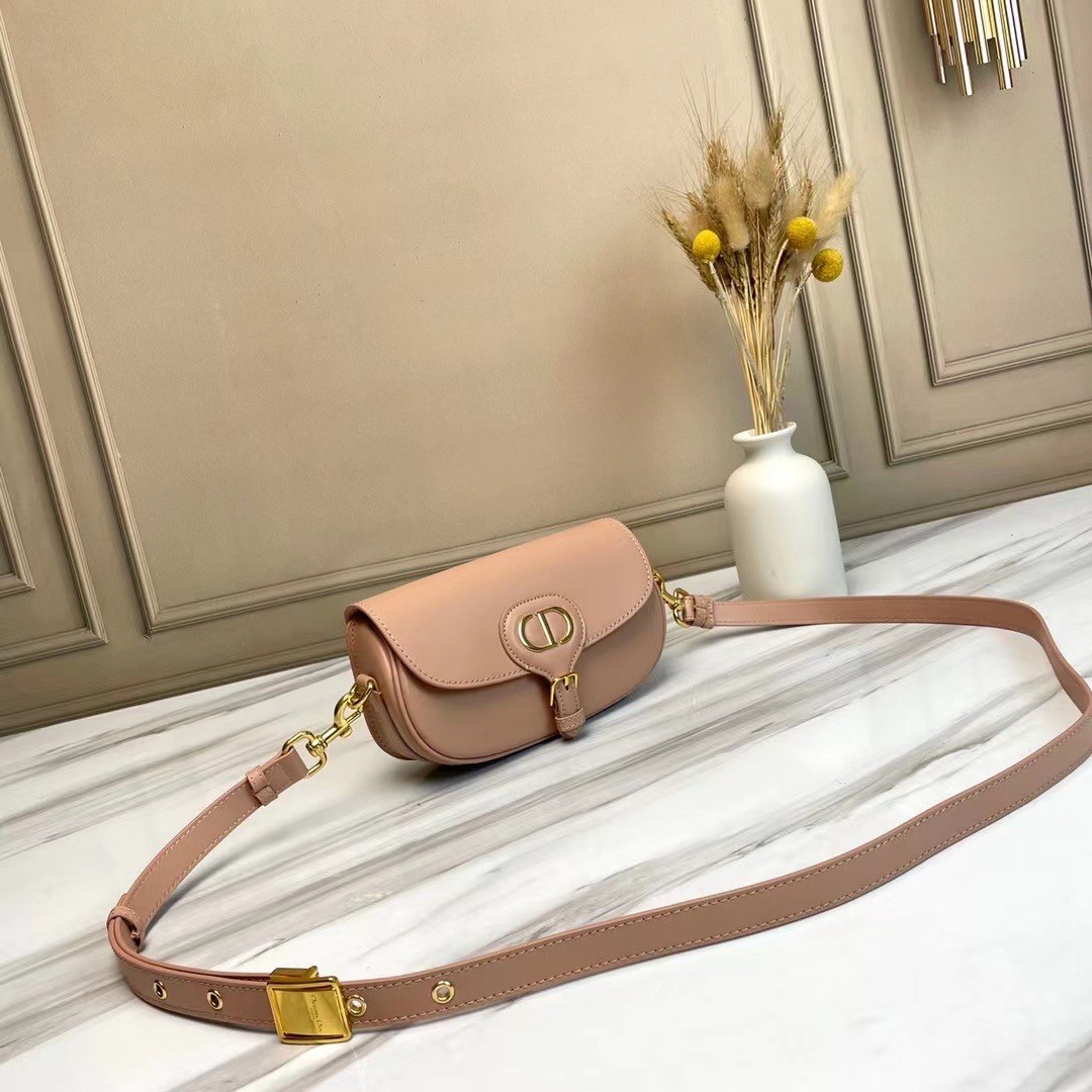 หนังแท้ DIOR BOBBY EAST-WEST BAG พร้อมส่งที่ไทย งานหนังแท้ทั้งใบเกรดออริจินอล ภาพสินค้าถ่ายจากงานขายจริง ใช้งานต่างประเทศได้ รุ่นใหม่ในฤดูกาลนี้ เพิ่มความทันสมัยให้กับซิลลูเอทของ Hobo ผ่านเส้นสายที่สง่างามและสัดส่วนที่กลมกลืนกัน สไตล์หนังลูกวัว โดดเด่นด้ว