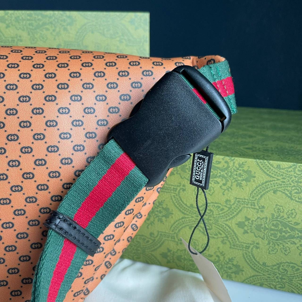 หนังแท้ GUCCI BELT BAG / GG BELT BAG กระเป๋าคาดอก/คาดเอว รุ่น Unisex ใช้ได้ทั้งหญิงชาย ภายในเป็นช่องโล่งกว้าง ใบใหญ่ขนาดมาตรฐานจุของได้เยอะ สายสะพายปรับได้ตามตัว ใบจริงเห็นแล้วหลงรัก คุ้มค่าที่สุด อีกรุ่นหนึ่งที่หลายคนตามหา งานออริสวยมาก ทำจากหนังแท้ สามา