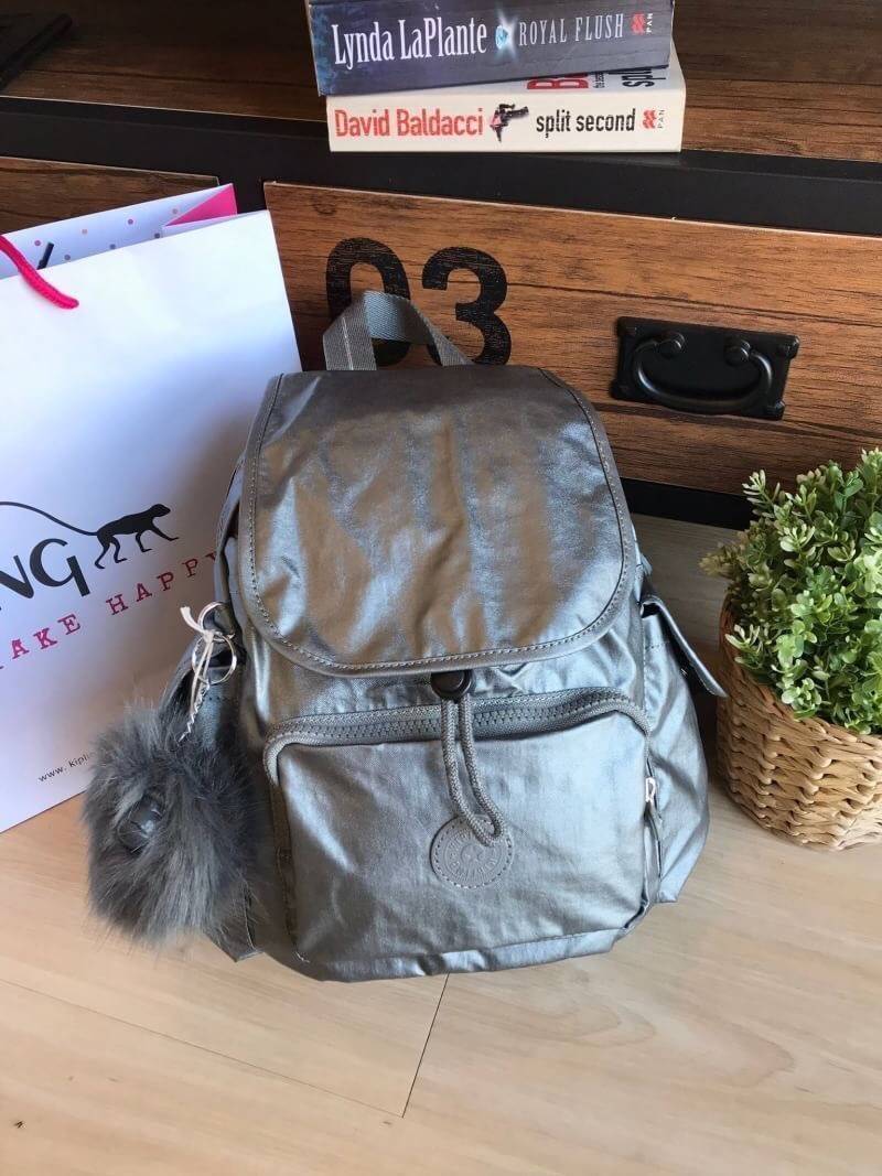 Kipling City Pack Mini Backpack จาก Mayday collection กระเป๋าเป้ วัสดุ 100% Polyamide ด้านหน้ามีช่องซิป ช่องเล็กใส่ของซ้าย ขวา ช่องหลักเปิดปิดด้วยตัวล็อค 2 ชั้น กระดุมแม่เหล็ก และซิป ภายในกว้าง ใส่ A4 ของใช้ เสื้อผ้าได้ แบ่งช่องเป็นสัดส่วน สายสะพานปรับได้