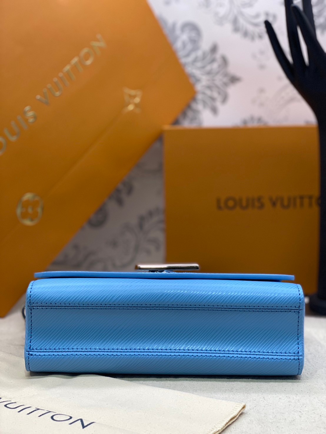 พร้อมส่ง 3 สี LV Twist Bag 24cm กระเป๋ารุ่นทวิสรูปทรงใหม่ หนัง Epi สุดไอคอนิกโลหะสีทองเงางาม เกรดออริจินอล 1:1 สลับแท้ ภาพถ่ายจากงานขายจริง ใช้งานต่างประเทศได้