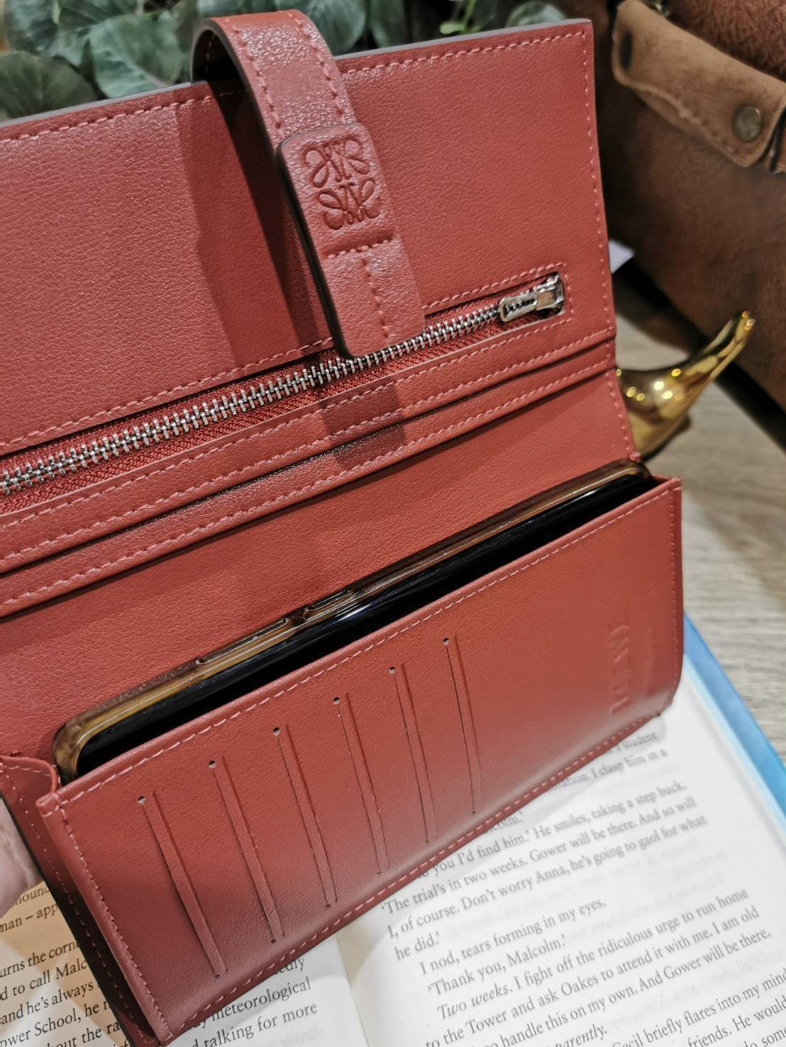 LOEWE LONG WALLET BAG VIP วัสดุหนังแท้เทคเจอร์สวยอยู่ทรงปั้มโลโก้แบรนด์ด้านหน้าเปิดปิดด้วยกระดุม ภายในมีช่องใส่ธนบัตรหลายช่อง ช่องหลักสามารถใส่มือถือได้ มีช่องซิปใส่เหรียญ ช่องใส่ธนบัตรใส่แบงก์พันได้ สวยน่าใช้ พร้อมส่งที่ไทยสุดคุ้มห้ามพลาด!