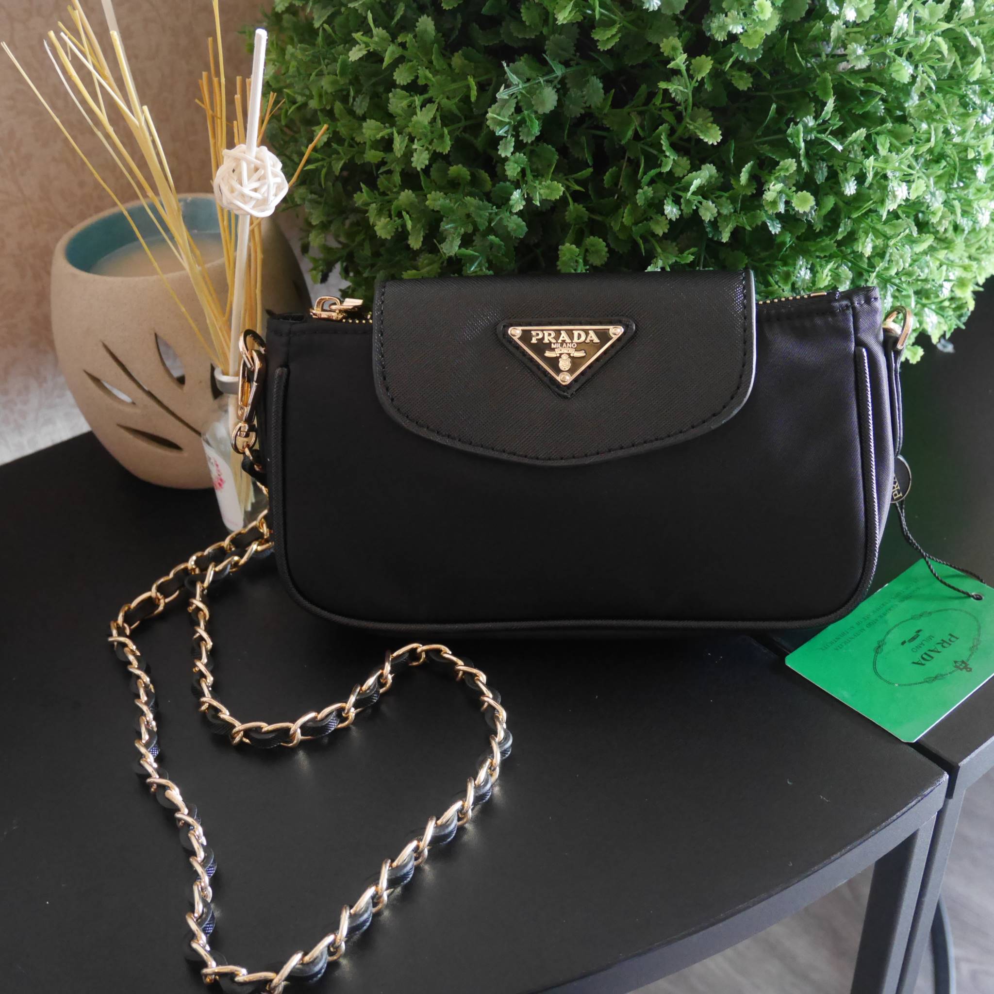 งานพรีเมี่ยมกิ้ฟ จากเคาเตอร์ต่างประเทศนะคะ 🎈 Best Seller! **พร้อมส่งความแซ่บ 🌲🌲 กระเป๋าทรงสวย กะทัดรัด จากแบรนด์ PRADA กระเป๋าผ้าไนล่อน ตามแบบฉบับของแบรนด์เลย ใบนี้มีสายยาวโซ่สลับหนัง longchamp style แบบเบาๆค้า **เลิศมาก สะพายเป็น 