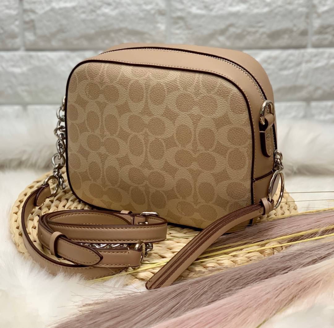 สินค้าขายดี พร้อมสีใหม่ 3สี ในไทยยังไม่มีค่ะ !! COACH SIGNATURE CROSSBODY BOX BAG ((F31208)) กระเป๋าสะพายวัสดุหนังแท้ จาก coach factory outlet หนังนิ่ม ทรงสวย ตัวกระเป๋าลายแบรนด์ ตัดขอบหนังเรียบได้สวยงามค่ะ ด้านหน้า-หลัง มีช่องสำหรับใส่ของ เปิดปิดกระเป๋าแ