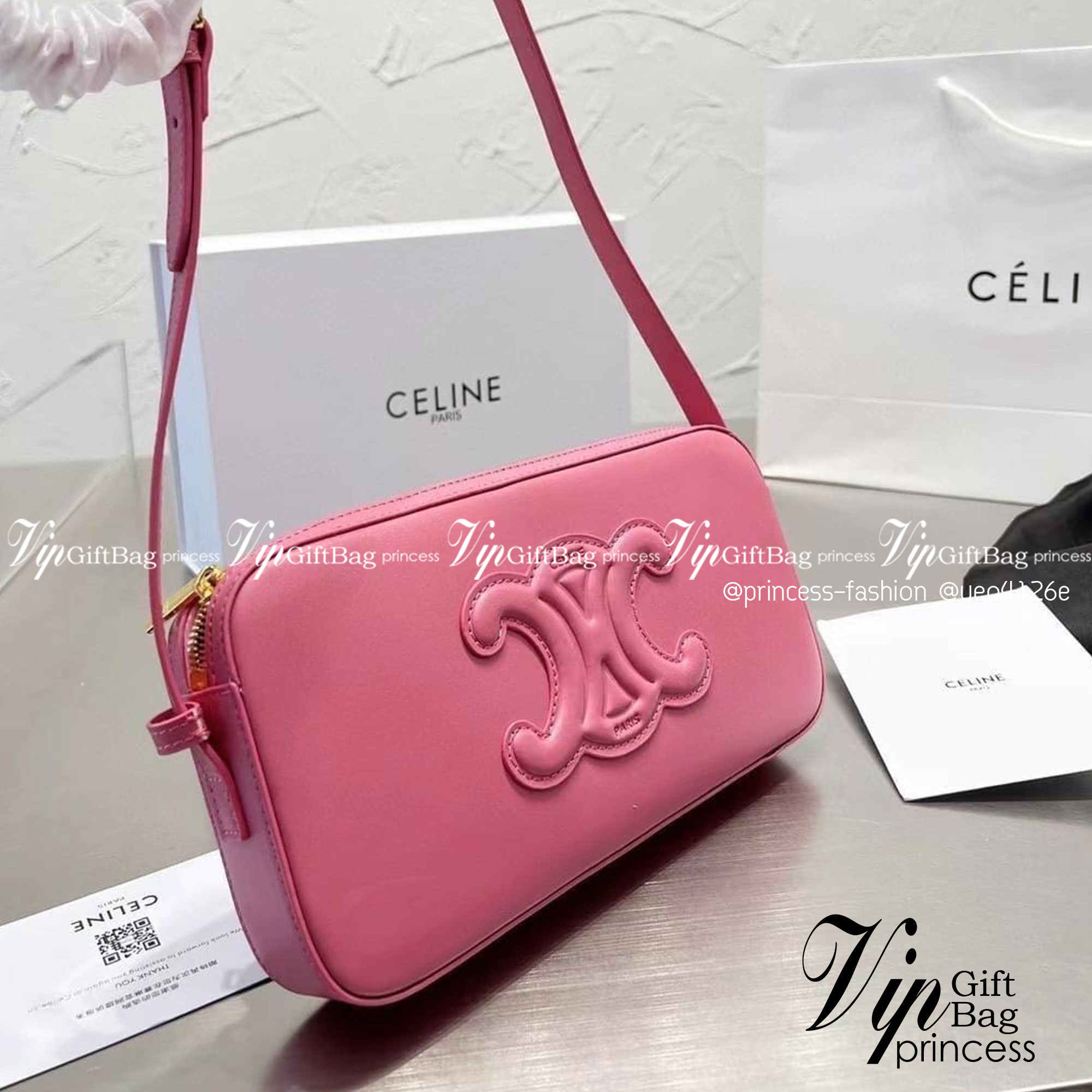 CELINE Cuir Triomphe Camera Bag / CELINE CAMERA SHOULDER BAG CUIR TRIOMPHE in smooth calfskin กระเป๋าสะพายเซลีนทรงมินิมอล ทรงสี่เหลี่ยมผืนผ้าที่อัดแน่นไปด้วยกลิ่นอายความคลาสสิกตามแบบฉบับแบรนด์ เพิ่มความหรูหราและโดดเด่นด้วยการตกแต่งด้วยโลโก้เด่นชัดด้านหน้า