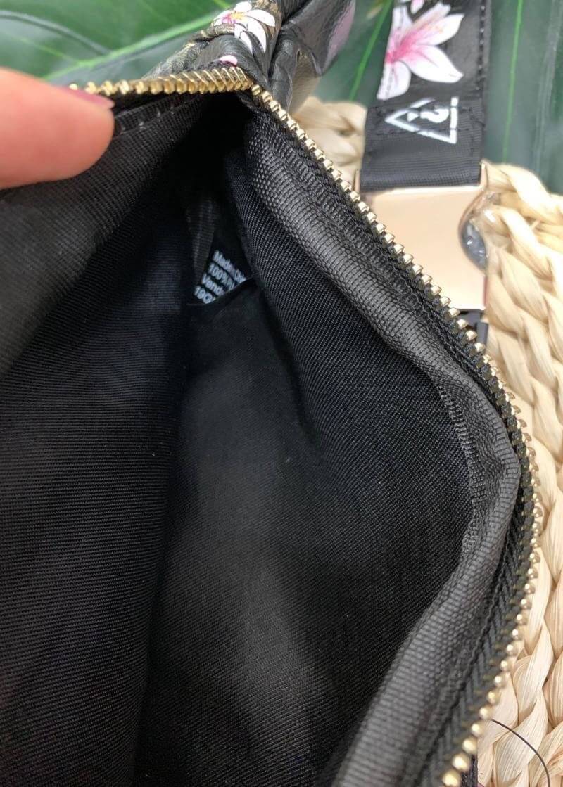 GUESS GESABEL GYM FANNY PACK กระเป๋าคาดอก//คาดเอว ใบงาม ขนาดกำลังดี วัสดุหนังนิ่ม เบา ด้านหน้ามีโลโก้แบรนด์ พร้อมช่องซิปหนึ่งช่อง ช่องซิปหลักกว้าง ใส่ของได้จุ ค่ะ สายคาดตีแบรนด์ตลอดสาย เลื่อนปรับฟรีไซด์น่ะค่ะ สินค้าพร้อมส่ง ใบจริงน่าใช้มากๆค่ะ