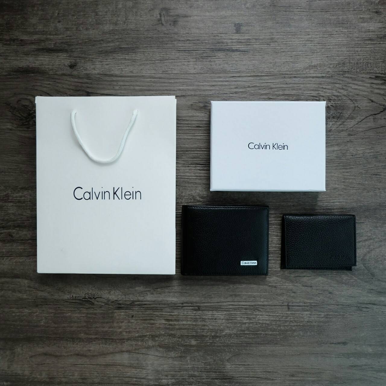 Calvin Klein Short Wallet กระเป๋าสตางค์ใบสั้น ด้านหน้ามี logo brand สีเงิน มาพร้อมกระเป๋าใส่บัตรใบเล็กอีก 1 ใบ จะมอบเป็นของขวัญหรือใช้เองก็แนะนำค่ะ