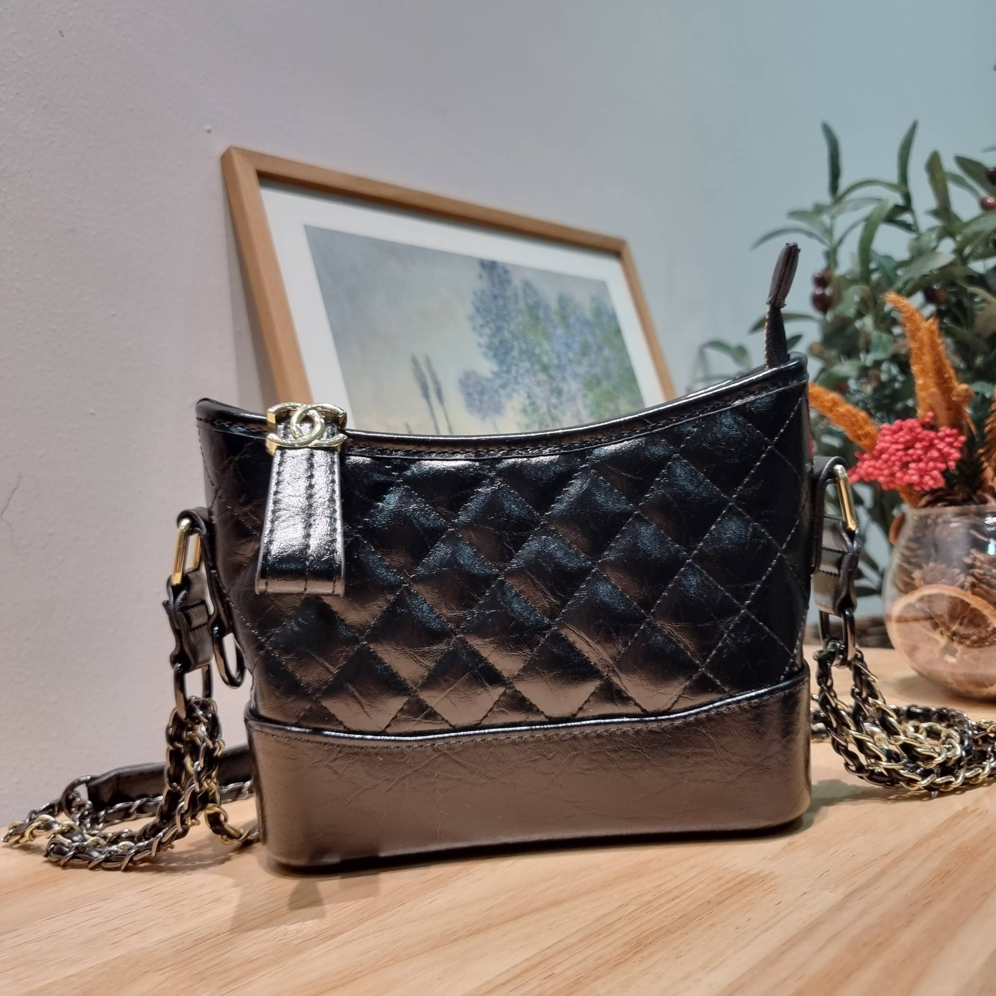 CHANEL GIFT SET สุดหรูชวนให้สะสมส่งท้ายปี กับไอเท็มลิมิเต็ดและ best seller พร้อมเสิร์ฟครบชุด สุดคุ้ม มาพร้อมกระเป๋าสะพายถึง 2 ใบ เด็ดทั้งคู่ๆ วัสดุหนังวัว และยังไม่พอ มีกระเป๋าสตางค์แถมให้ไปอีก 1ใบ สวยครบจบในเซ็ทเดียว!!